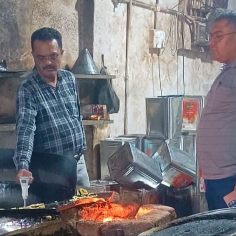 રાજકોટ મનપાનાં ફૂડ વિભાગના મેગા દરોડા:32 કિલો અખાદ્ય ખોરાક અને 120 લિટર એક્સપાયર કોલ્ડ્રિંક્સનો નાશ, 'જય હિન્દ મદ્રાસ કાફે' સીલ કરી 13 પેઢીને નોટિસ