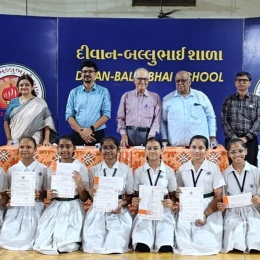 કાંકરિયાની દીવાન-બલ્લુભાઈ શાળામાં વાર્ષિક ઇનામ વિતરણ:83 વિદ્યાર્થીઓને રોકડ ઇનામ, 147ને પ્રશસ્તિપત્ર અપાયા