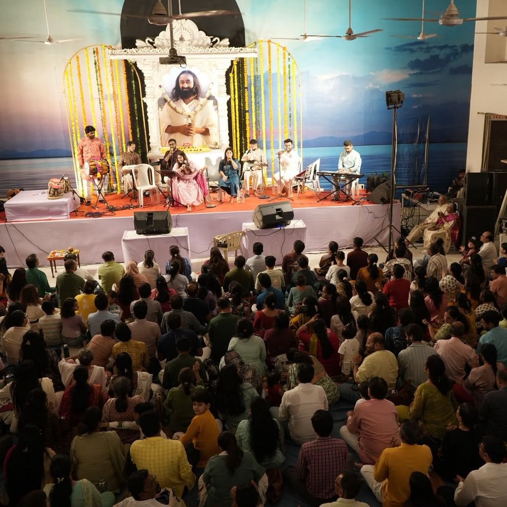 ગુરુપૂર્ણિમાની ભક્તિમય ઉજવણી:આર્ટ ઓફ લિવિંગ અમદાવાદ સાથે 1500થી વધુ લોકો જોડાયા