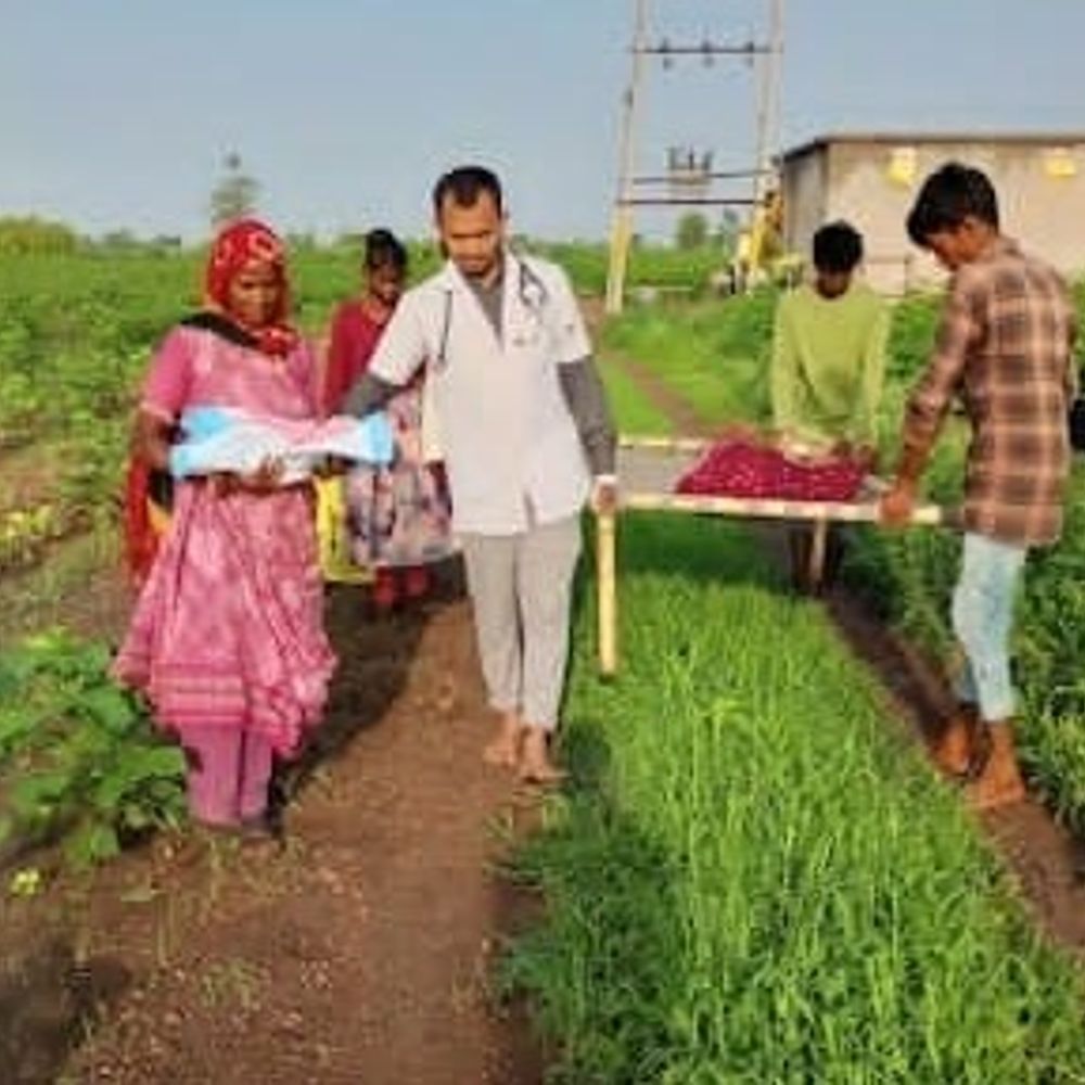 બોટાદમાં 108 ટીમે ત્રણ કિમી ચાલીને પ્રસૂતિ કરાવી:દુર્ગમ વાડી વિસ્તારમાં સગર્ભા મહિલાને સ્થળ પર જ મદદ મળી