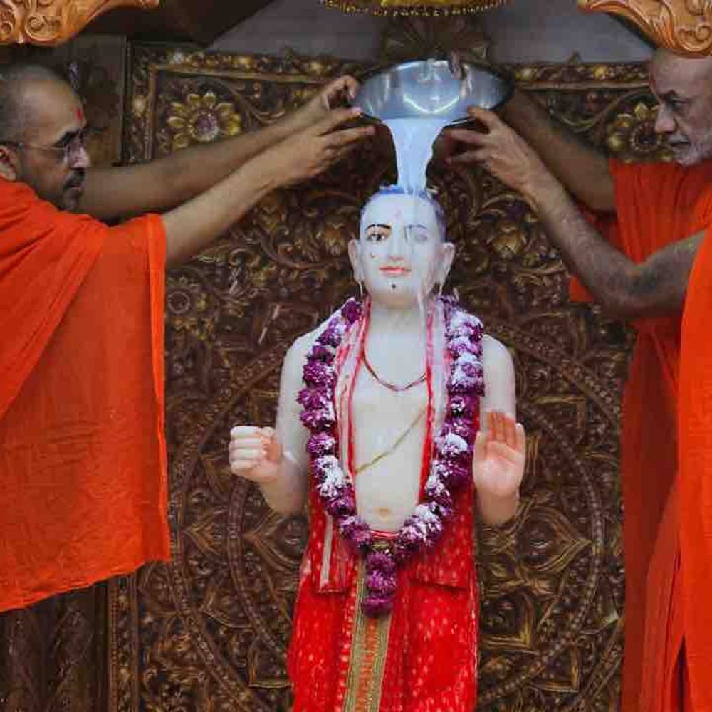લંડનના કુમકુમ મંદિરે 13મો પાટોત્સવ ઉજવાયો:મંદિરો સંસ્કાર, સંસ્કૃતિ અને સત્સંગનું જતન કરે છે: પ્રેમવત્સલદાસજી