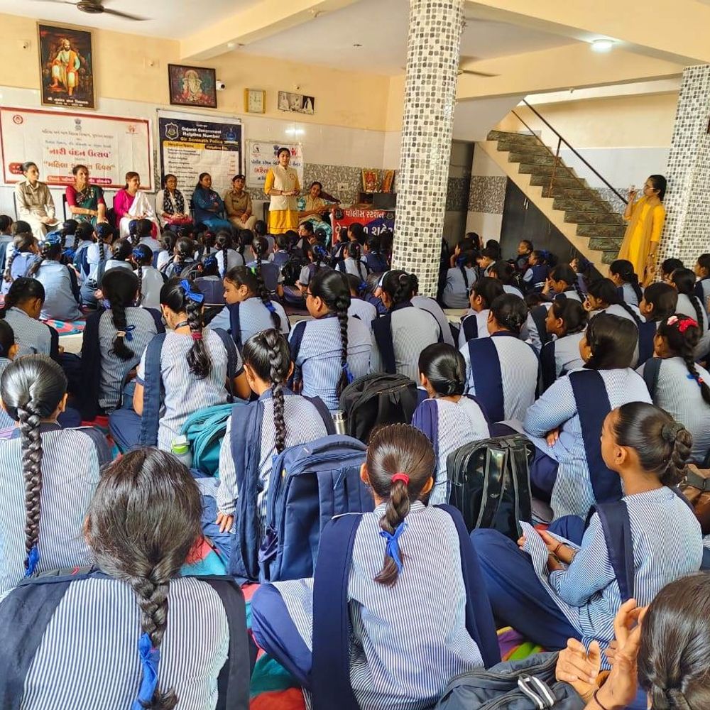 વેરાવળમાં નારી વંદન ઉત્સવ અંતર્ગત મહિલા કલ્યાણ દિવસ ઉજવાયો:'બેટી બચાવો, બેટી પઢાવો' અભિયાનથી ગુડ ટચ-બેડ ટચ, હેલ્પલાઈન અંગે વિદ્યાર્થિનીઓને માર્ગદર્શન અપાયું