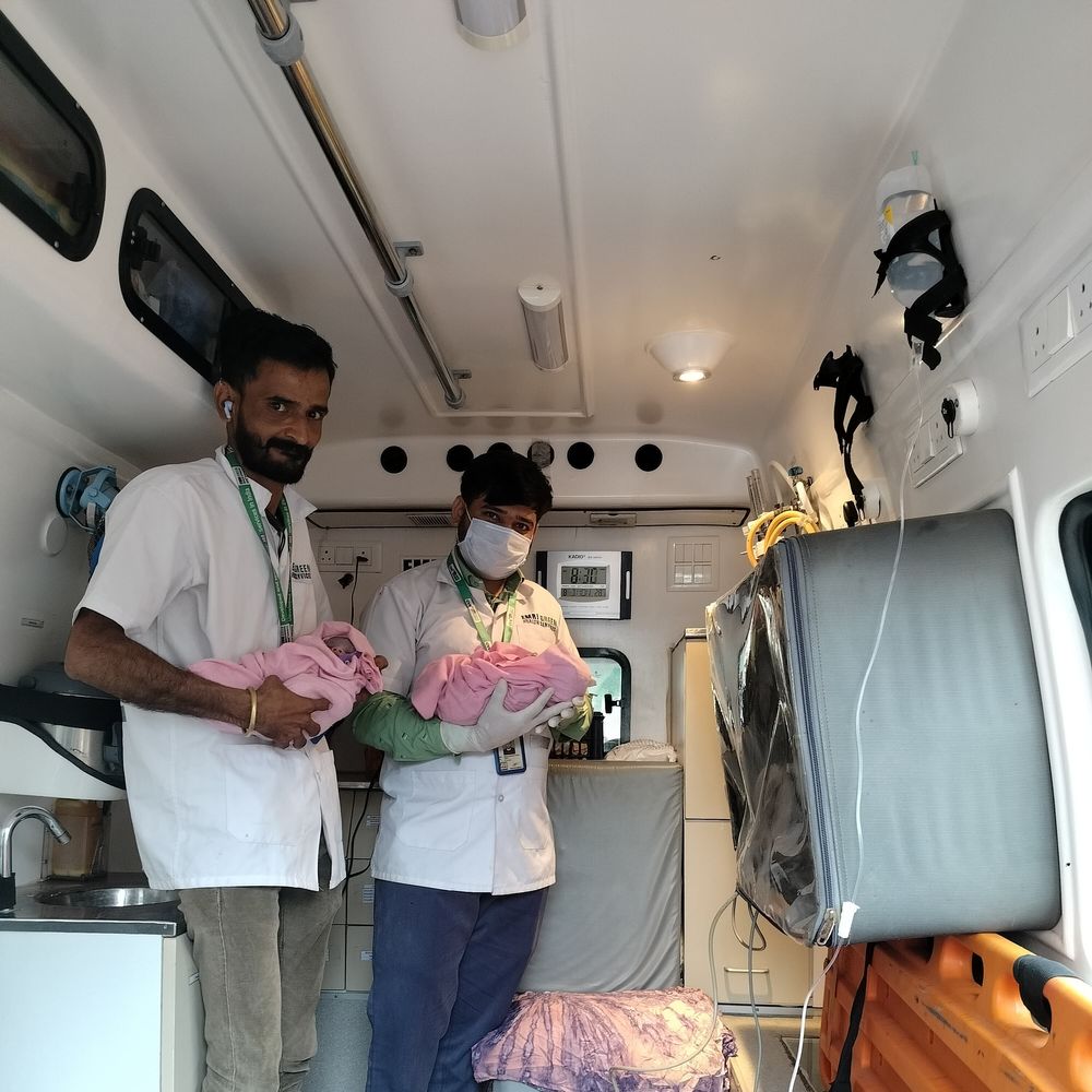 અભયદાન:108 ટીમની સતર્કતાથી ખાનપરથી મોરબી આવી રહેલી એમ્બ્યુલન્સમાં જોડિયા બાળકની કિલકારી ગુંજી ઉઠી