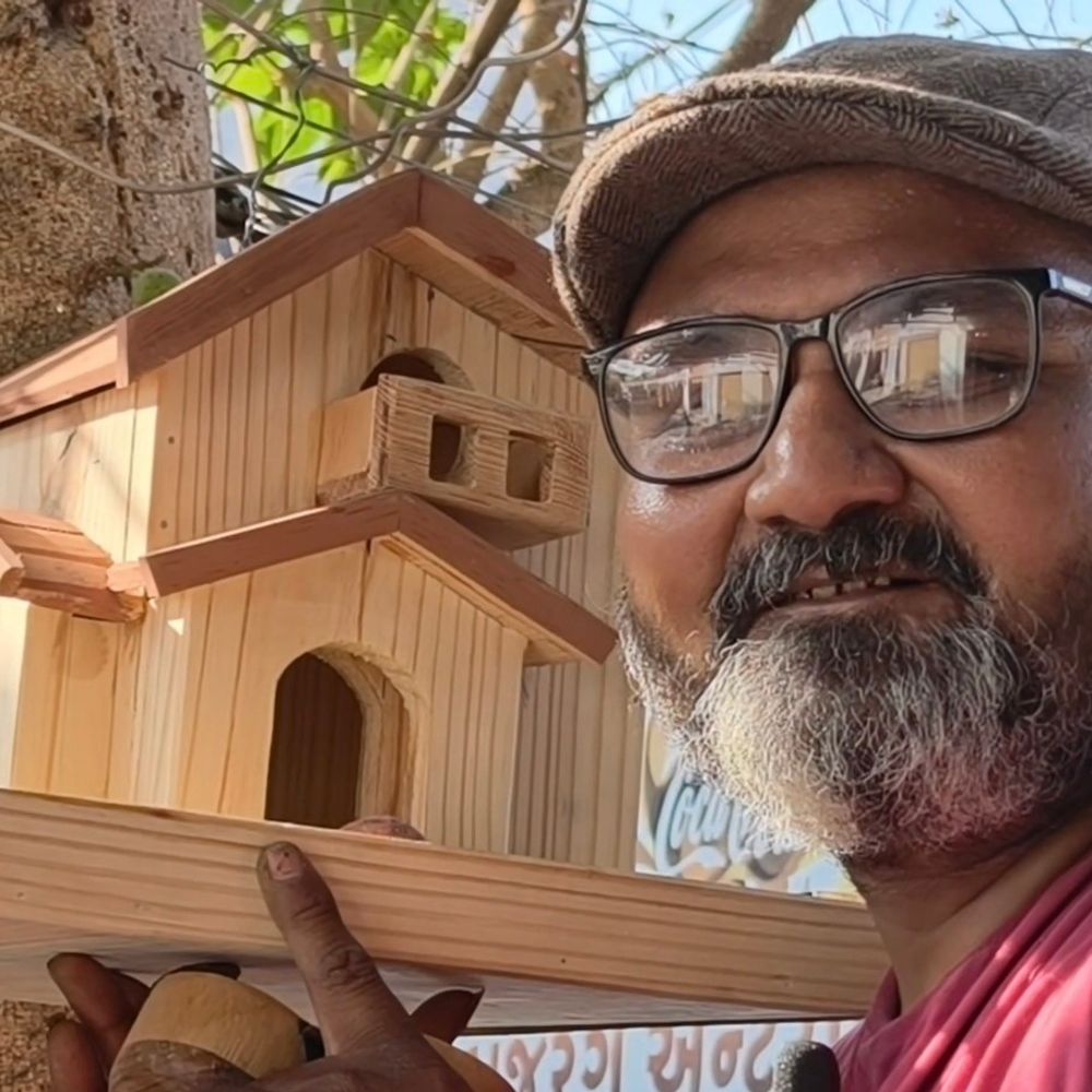 ધાંગધ્રાના શંભુભાઈ મિસ્ત્રી બનાવે છે પક્ષીઓના લાકડાના મહેલ:અબોલ પક્ષીઓ માટે દેશભરમાં લોકપ્રિય બન્યા આ બર્ડ ફીડર