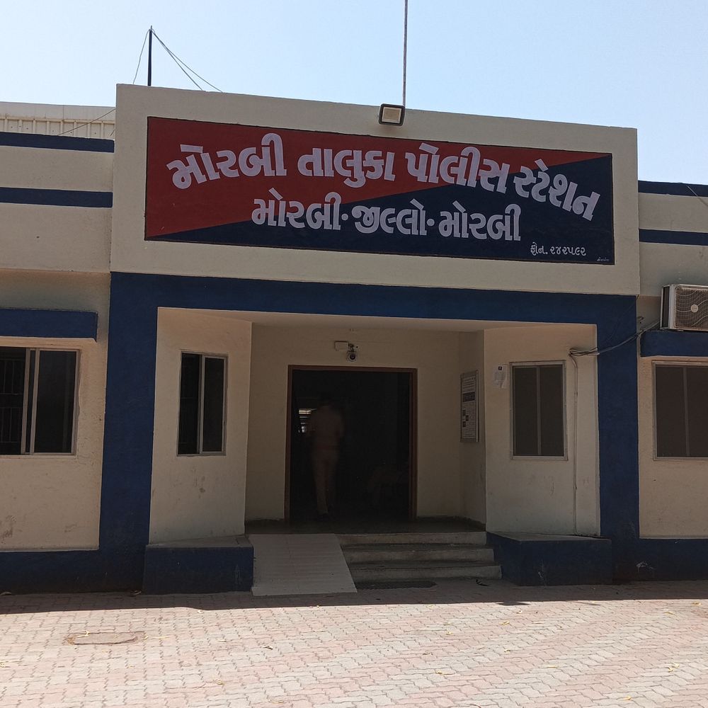 મોરબી: AAP-કોંગ્રેસના નેતાઓ સહિત 4 જુગાર રમતા ઝડપાયા:ઘુટુ રોડ પર ઓફિસમાંથી ₹5.24 લાખનો મુદ્દામાલ જપ્ત
