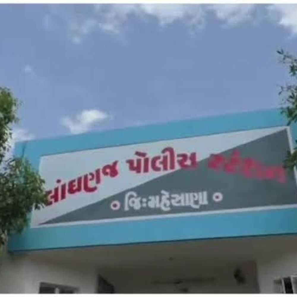 મહેસાણામાં પૂરપાટ આવતા પીકઅપ ડાલાએ અલ્ટો કારને અડફેટે લીધી:અકસ્માતમાં ચાલક કારમાં જ ફસાયો, માથા સહિત શરીરના ભાગે ગંભીર ઈજા; લાંધણજ પોલીસે ગુનો નોંધ્યો
