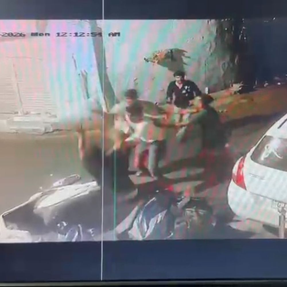 યુવક પર ત્રણ શખસ છરીથી તૂટી પડ્યા, CCTV:એક મિત્ર ઉભી પૂંછડીયે ભાગ્યો ને એક બચાવતો રહ્યો, ગોમતીપુરમાં બગી સળગાવાની અદાવતમાં હુમલો