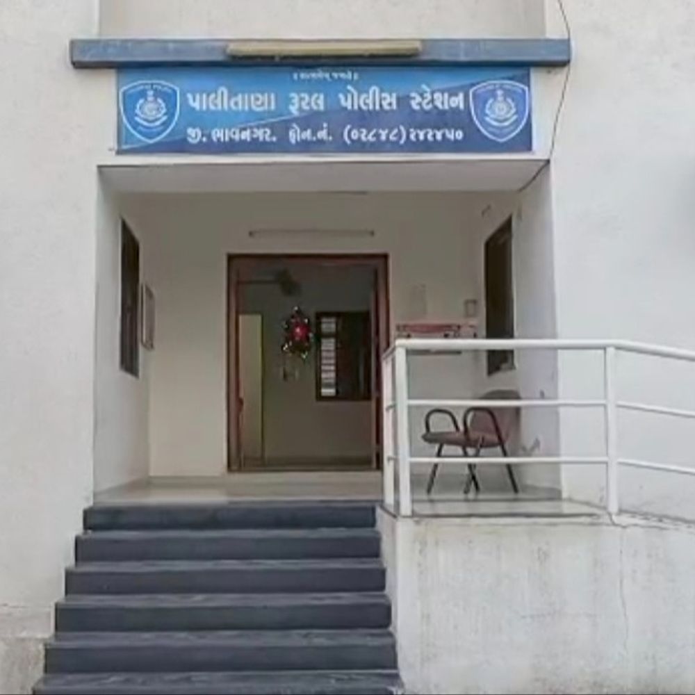 માયધાર ગામ પાસેથી વિદેશી દારૂ ભરેલી કાર ઝડપાઈ:પાલીતાણા ગ્રામ્ય પોલીસે 2.50 લાખના મુદ્દામાલ સાથે એકની ધરપકડ કરી, ચંદુ અને અનિલ સામે ગુનો નોંધાયો