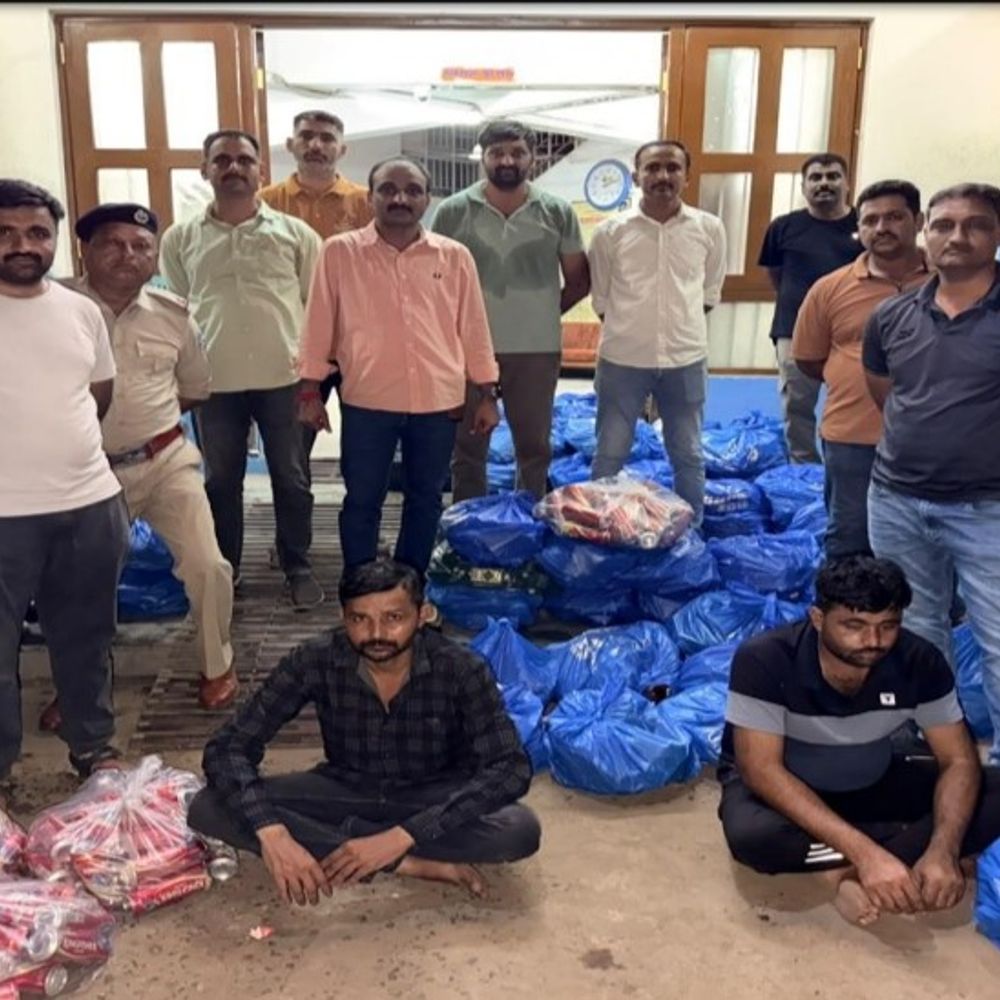 બોલેરોમાંથી 11 લાખનો દારૂ ઝડપાયો:સરખેજના ગોડાઉનમાં બોલેરોના કેબિન અને ડાલા વચ્ચે ચોરખાનામાં દારૂ છુપાવ્યો, એક આરોપીની ધરપકડ