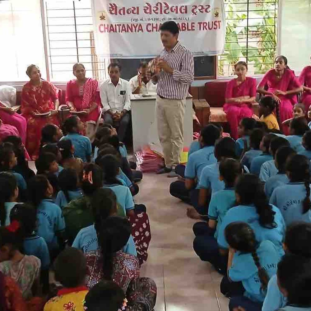 જામનગરમાં 200 દીકરીઓને નિશુલ્ક રેઈનકોટ અપાયા:ચૈતન્ય ચેરિટેબલ ટ્રસ્ટ દ્વારા સેવાકીય કાર્યક્રમ યોજાયો