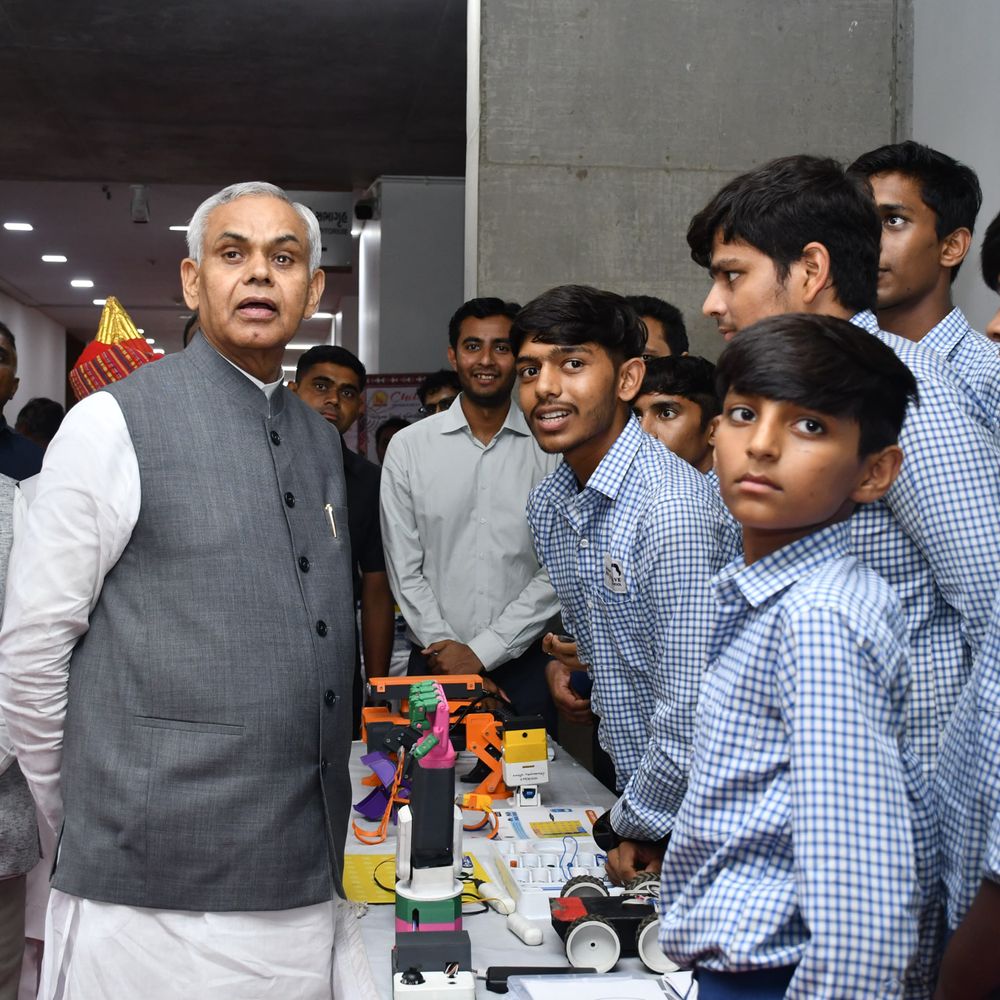 રાજ્યપાલ દ્વારા ટેક્નોરથ અભિયાનના વિદ્યાર્થી નવપ્રવર્તકોને અભિનંદન