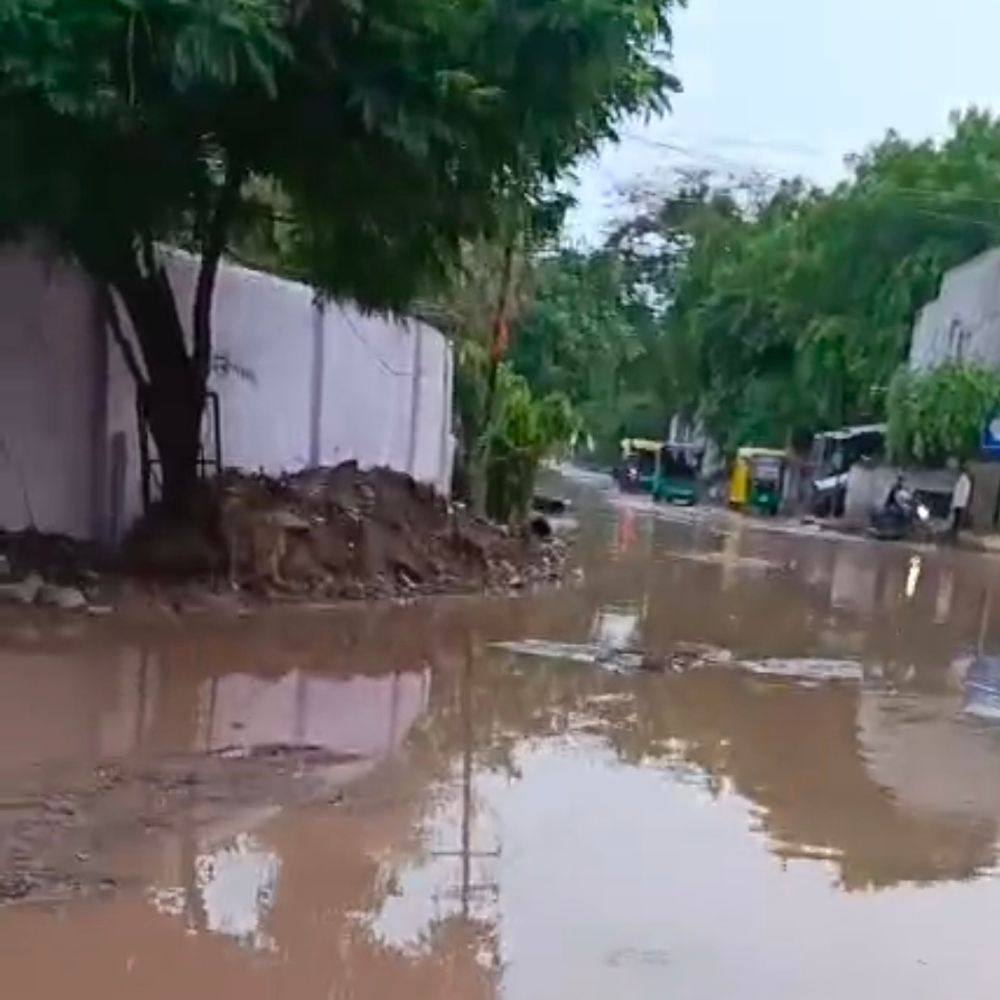 મસમોટા પાણી ભરેલા ખાડાએ લોકોની પરેશાની વધારી:મોરબીમાં એક પણ માર્ગ એવો ન‎ બચ્યો કે જેના પર ખાડા ન હોય!‎