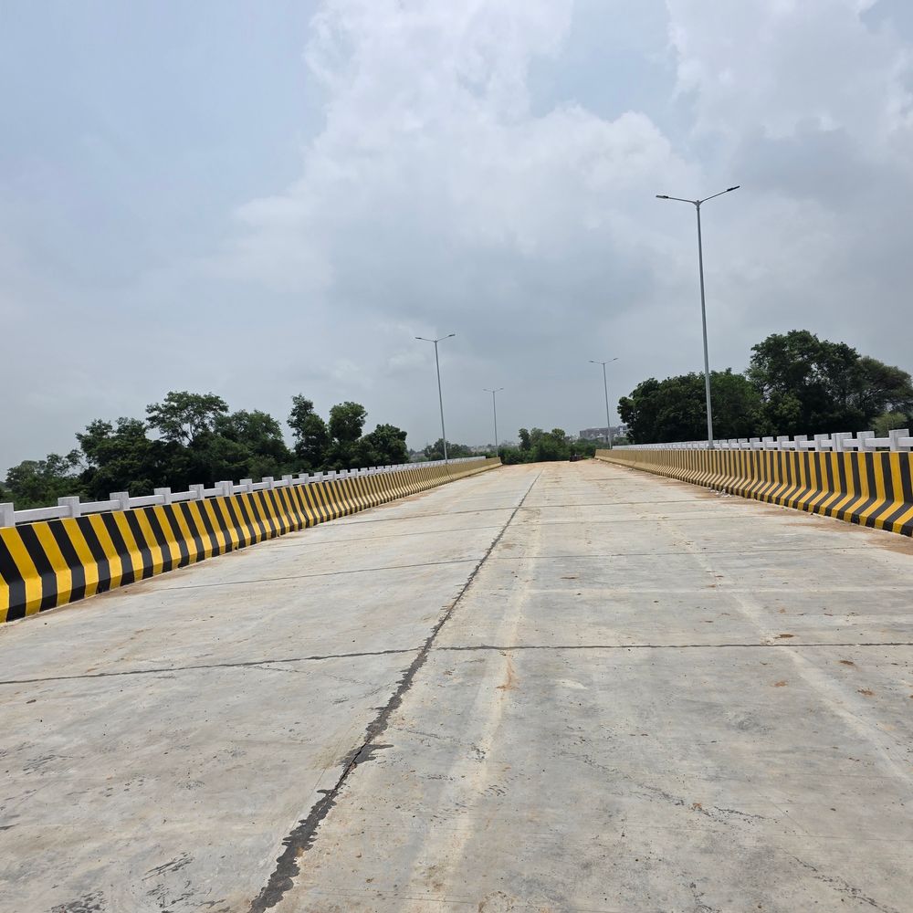 હિંમતનગર હાથમતી વિયર ઓવરબ્રિજનું 95% કામ પૂર્ણ:જમીન સંપાદન વિવાદ ઉકેલાયા બાદ કામગીરી ફરી શરૂ, ટૂંક સમયમાં લોકાર્પણ