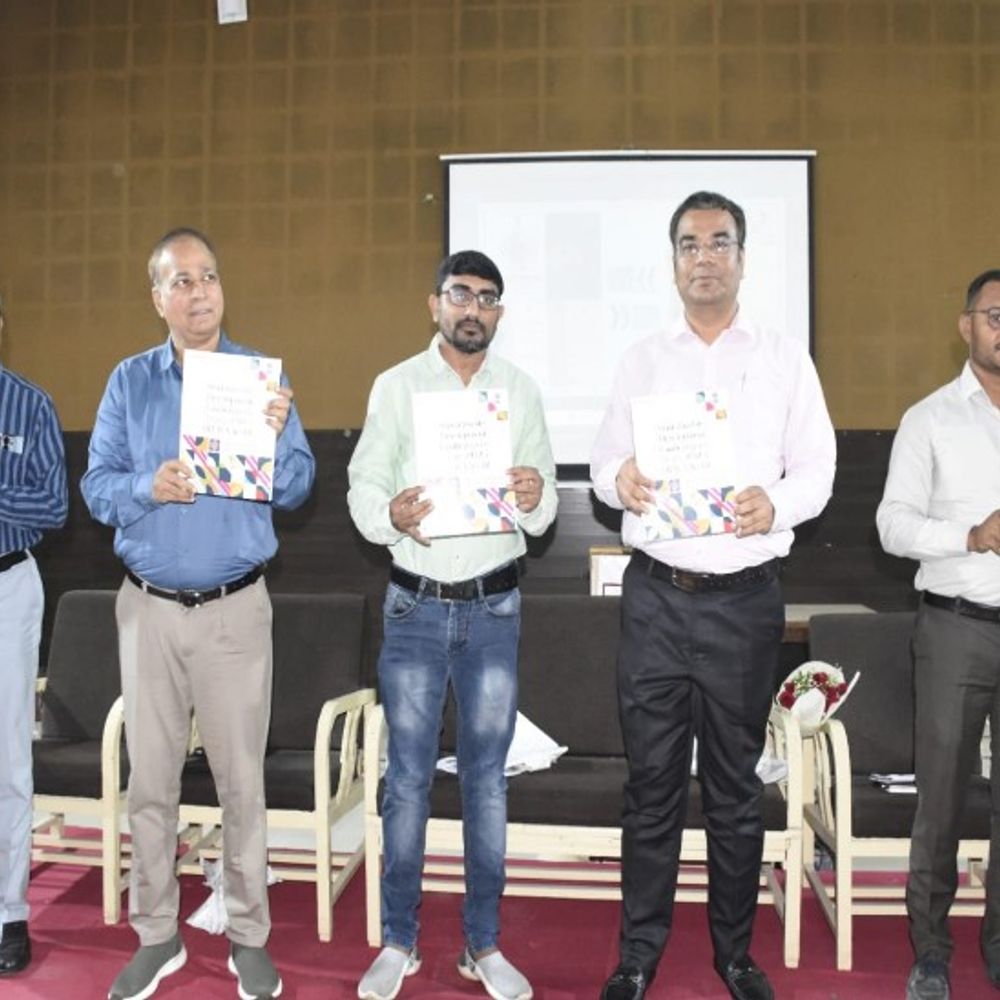 ભાવનગરમાં ટકાઉ વિકાસ લક્ષ્યાંકો વિષયક એક દિવસીય સેમિનાર યોજાયો:2030ના ટકાઉ વિકાસના લક્ષ્યાંકો હાંસલ કરવામાં યુવા પેઢી મહત્વપૂર્ણ ભાગીદાર, SDGs Report 5.0 બુકનું વિમોચન કરાયું