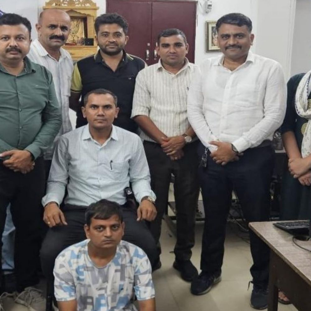ઈ-ઓક્શન કંપનીમાં ₹1.56 કરોડની ઉચાપત કરનાર પકડાયો:નરોડાની યુવતી પર વધુ દહેજ માટે સાસરિયાંનો ત્રાસ, નણંદ "નેપાળી" કહીને હેરાન કરતી; પતિ પેટ પર બેસીને માર મારતો