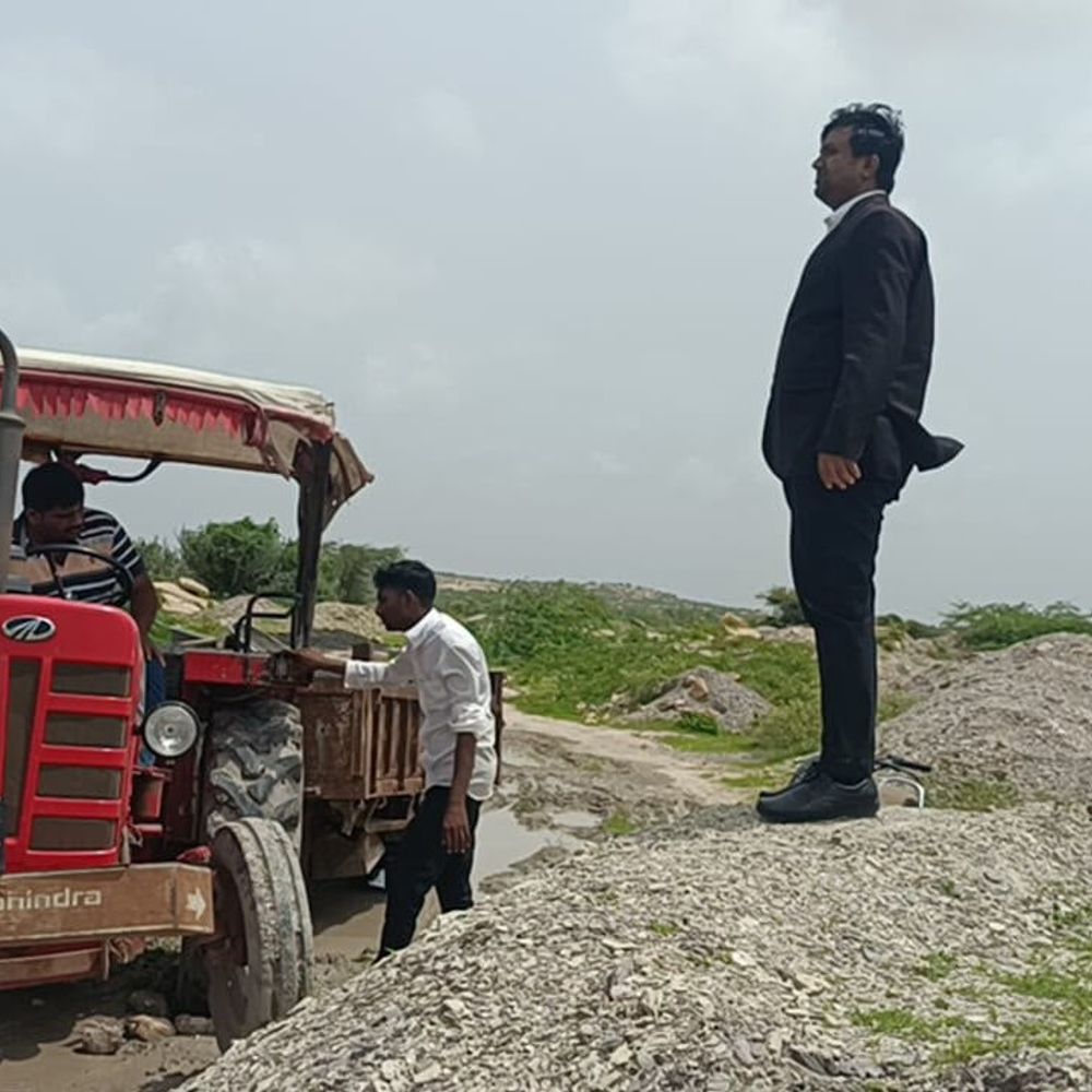 ચોટીલામાં ગેરકાયદે ખનિજ વહન કરતા 5 ટ્રેક્ટર જપ્ત:મોરથળા, ગુગલીયાણા, થાનગઢથી ₹30 લાખનો મુદ્દામાલ ઝડપાયો
