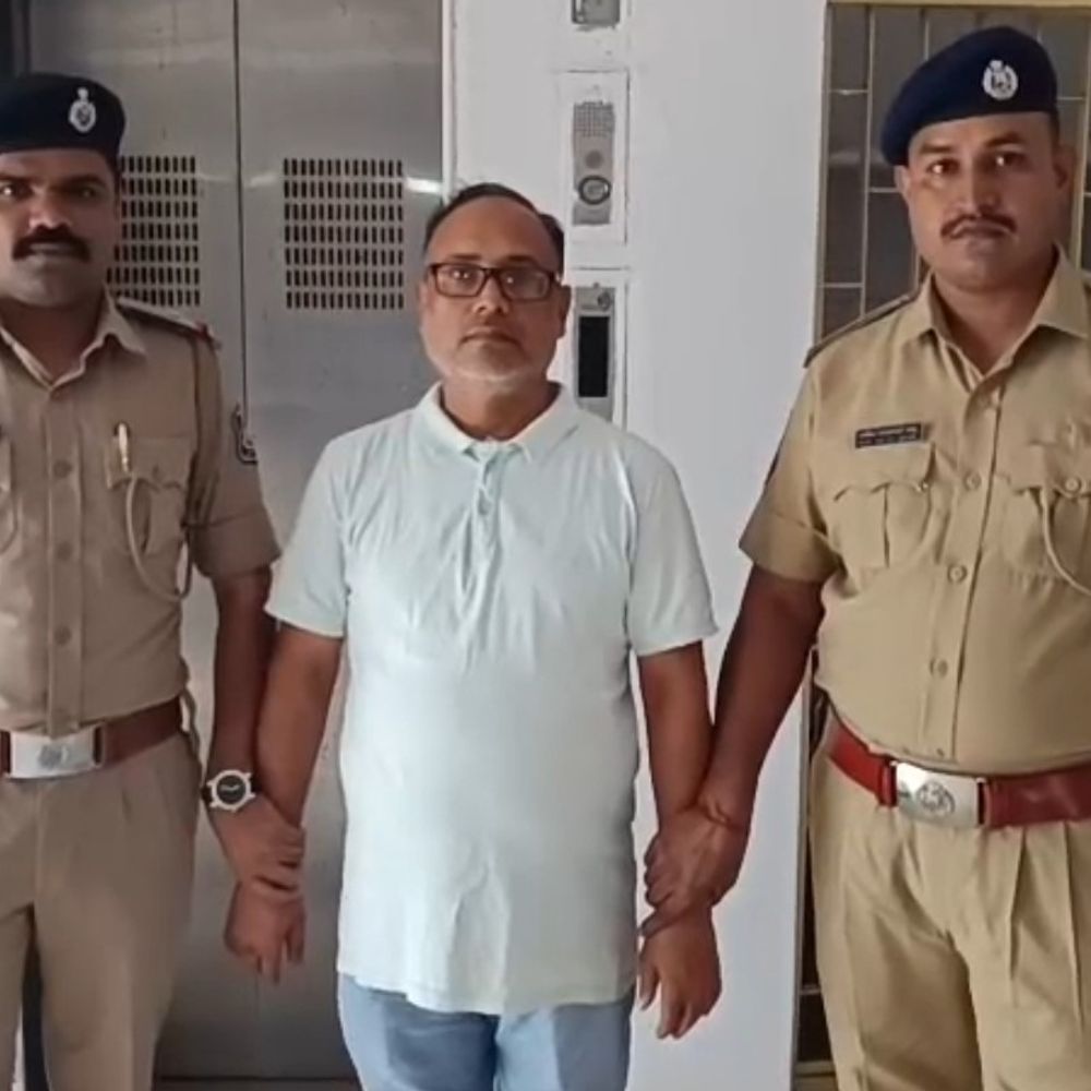 ડિગ્રી વગર ક્લિનિક ચલાવતો નકલી ડૉક્ટર ઝડપાયો:UPમાં 3 વર્ષ કંપાઉન્ડરનું કામ કરી સુરતમાં પટેલ ક્લિનિક ખોલી બેસી ગયો, ઇન્જેક્શન, એલોપેથિક દવાઓનો જથ્થો જપ્ત