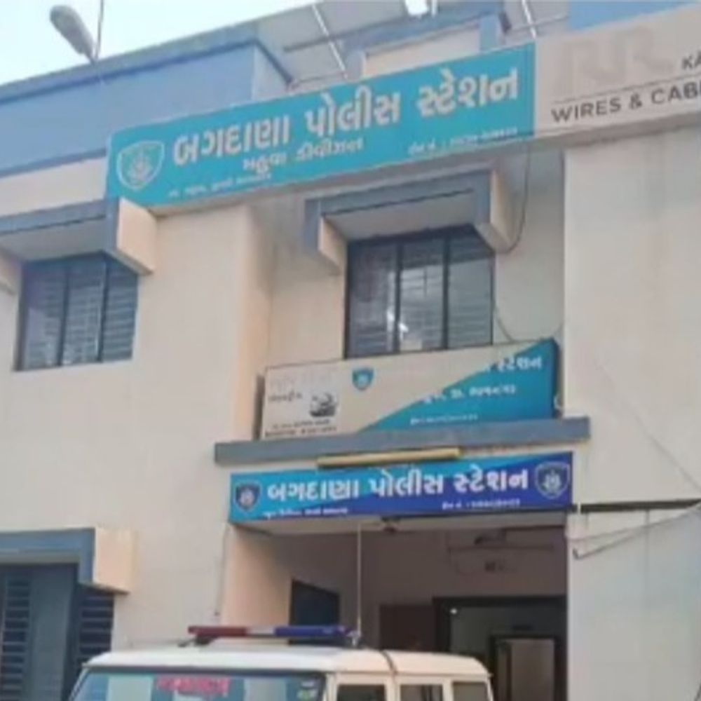 નાના ખૂટવડા ગામે પ્રેમસંબંધની અદાવતમાં ખેડૂત પર હુમલો:પાઇપ-કુહાડી વડે ઈજા પહોંચાડી લૂંટ ચલાવી;બે ભાઈઓ સામે ગુનો દાખલ