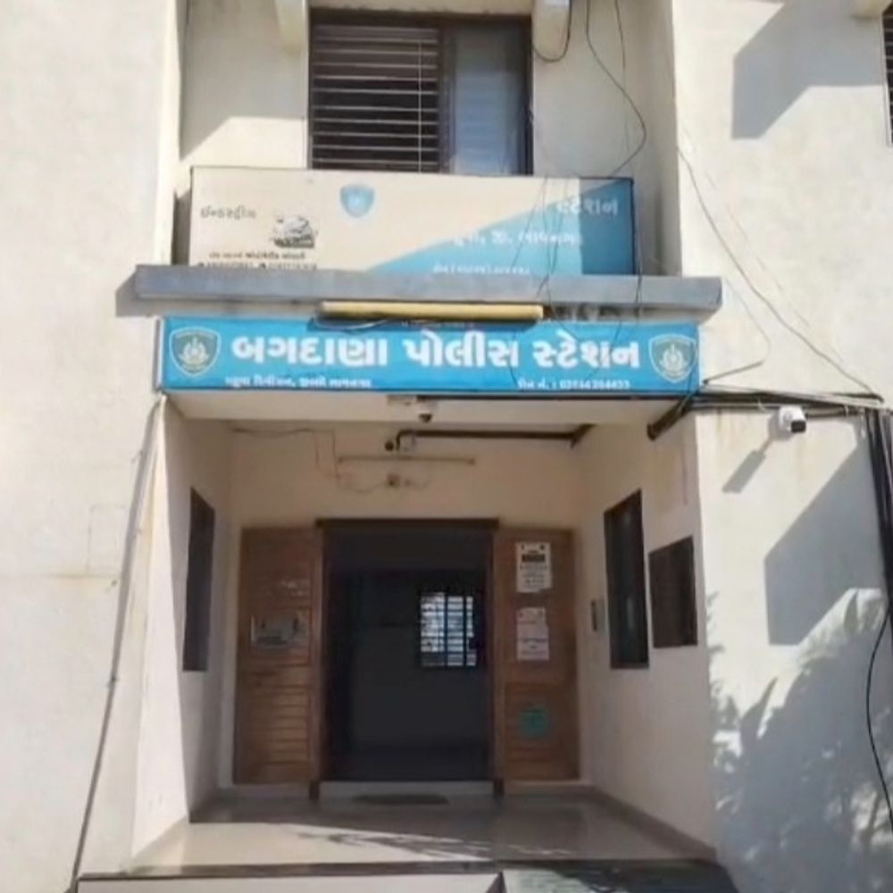 મોણપર ગામે બાઈક અથડાવવાના મામલે વૃદ્ધ ખેડૂત પર હુમલો:લૌકિક કામે જઈ રહેલા વૃદ્ધની બાઈકને અજાણ્યા શખસે અડફેટે લીધી, પિતાને બચાવવા પુત્ર દોડી આવતાં હુમલાખોર ફરાર
