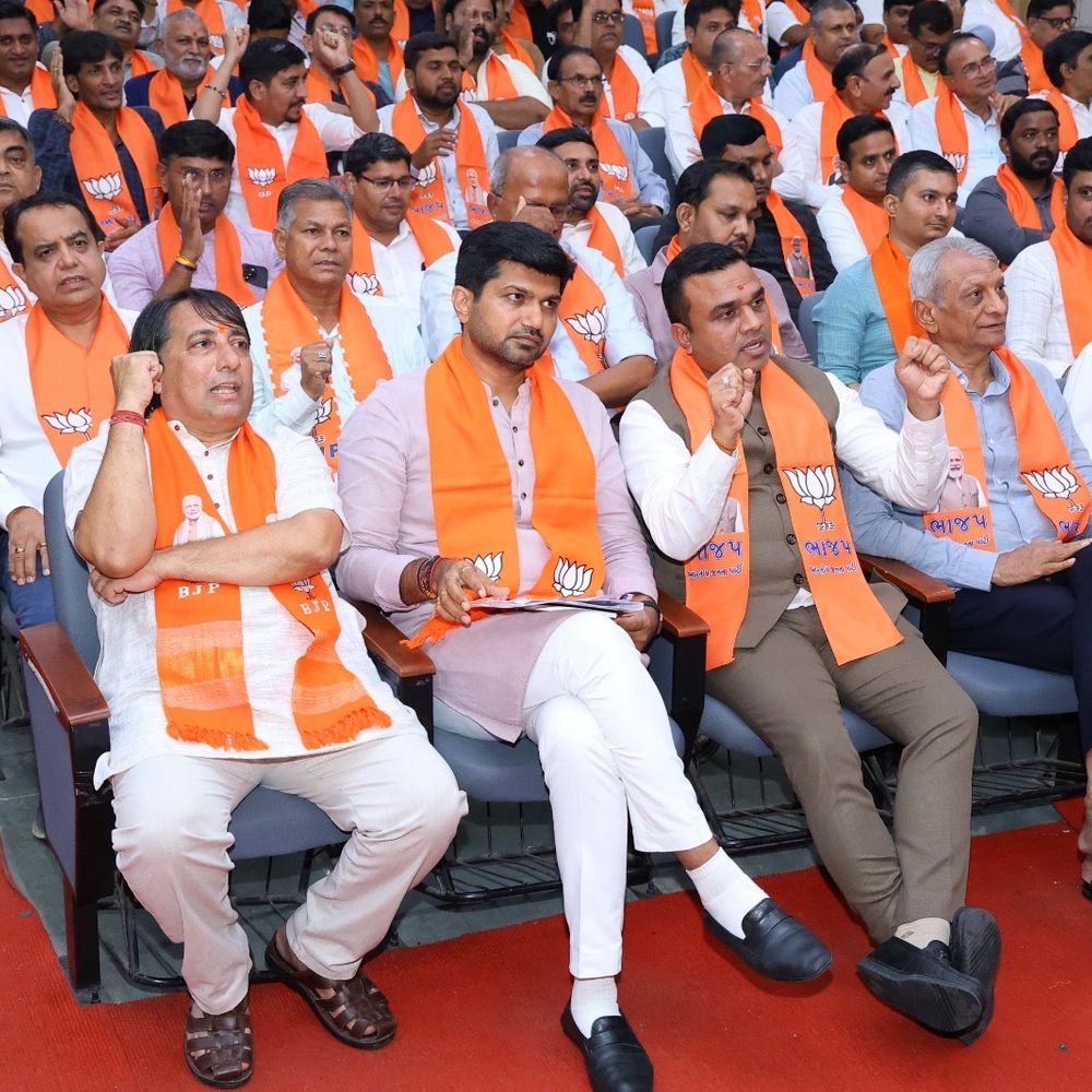 ભાજપના બે નેતાઓ વચ્ચે બોલાચાલી બાદ હિંસક ઝપાઝપીનો મામલો:પ્રશાંત કોરાટ મીડિયાથી બચવા CCTV સ્ક્રીન બંધ કરાવી ગુપચુપ નીકળ્યા, મનહર વોરાએ 6 મહિના જૂનો મહેન્દ્ર દેસાઈનો વીડિયો વાઇરલ કર્યો