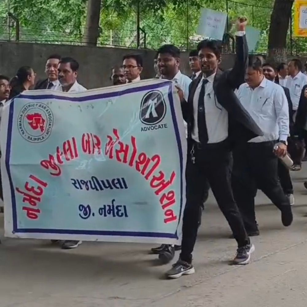 હાઇકોર્ટના A-4 કાગળ અંગેના નવા પરિપત્ર સામે વકીલોનો વિરોધ:સૂત્રોચ્ચાર સાથે રેલો કાઢી કામકાજથી અળગા રહ્યા, નોટિફિકેશન પરત ન ખેંચાય તો ઉગ્ર આંદોલનની ચીમકી