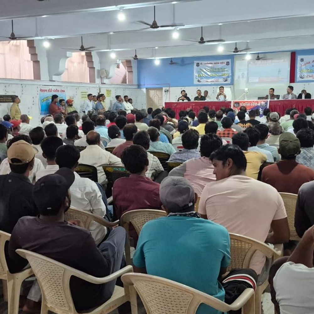 ગીર સોમનાથ પોલીસે માછીમારો સાથે દરિયાઈ સુરક્ષા સંવાદ કર્યો:વેરાવળમાં ફિશરમેન વોચગ્રુપ કાર્યક્રમ, અજાણી બોટની જાણ કરવા અપીલ