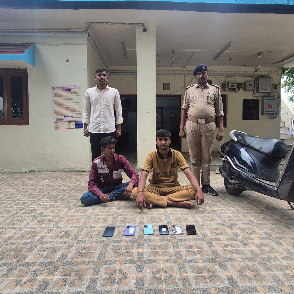 અમદાવાદ ચોરીના બે આરોપી ધનસુરામાંથી ઝડપાયા:ચોરાયેલા એક્ટિવા, ચાર મોબાઈલ સહિત ₹80,000નો મુદ્દામાલ જપ્ત