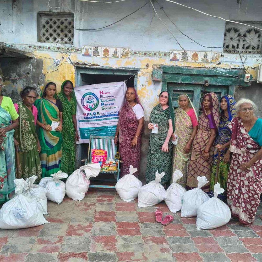 હેલ્પ્સ ફાઉન્ડેશને ધોળકામાં રાશન કીટનું વિતરણ કર્યું:જરૂરિયાતમંદ અને એકાંકી વડીલોને સહાય પૂરી પાડી