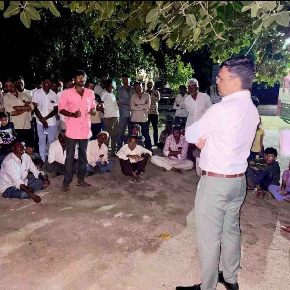 લાલપુર મામલતદારે મોટી રાફુદળમાં રાત્રીસભા યોજી:ગ્રામજનોના પીવાના પાણી, રસ્તા, વીજળીના પ્રશ્નો સાંભળ્યા