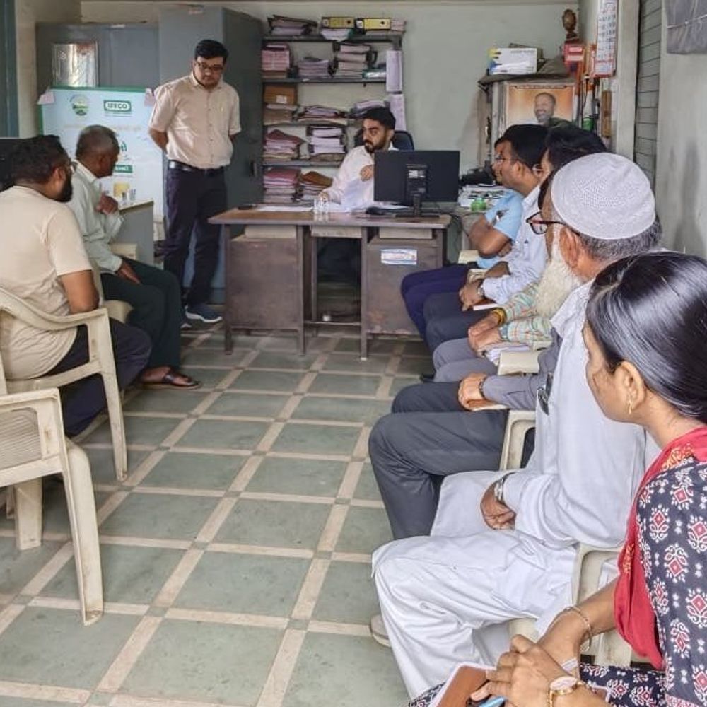 કલેક્ટરે PACS મંડળીઓ, ખાતર વિતરણનું નિરીક્ષણ કર્યું:વાંકાનેર-ટંકારામાં સ્ટોક ચકાસ્યો, લખધીરગઢમાં પાણી સમિતિની સમીક્ષા
