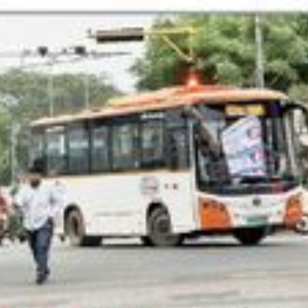 અનેક લોકોએ અકસ્માતમાં જીવ ગુમાવ્યા:શહેરમાં ટ્રાફિક વધ્યો છતાં 2013ની નીતિએ દોડી રહી છે સિટી બસ, ટ્રિપના ટાર્ગેટ પૂરા કરવાની લ્હાયમાં રોજના 7થી 8 અકસ્માત