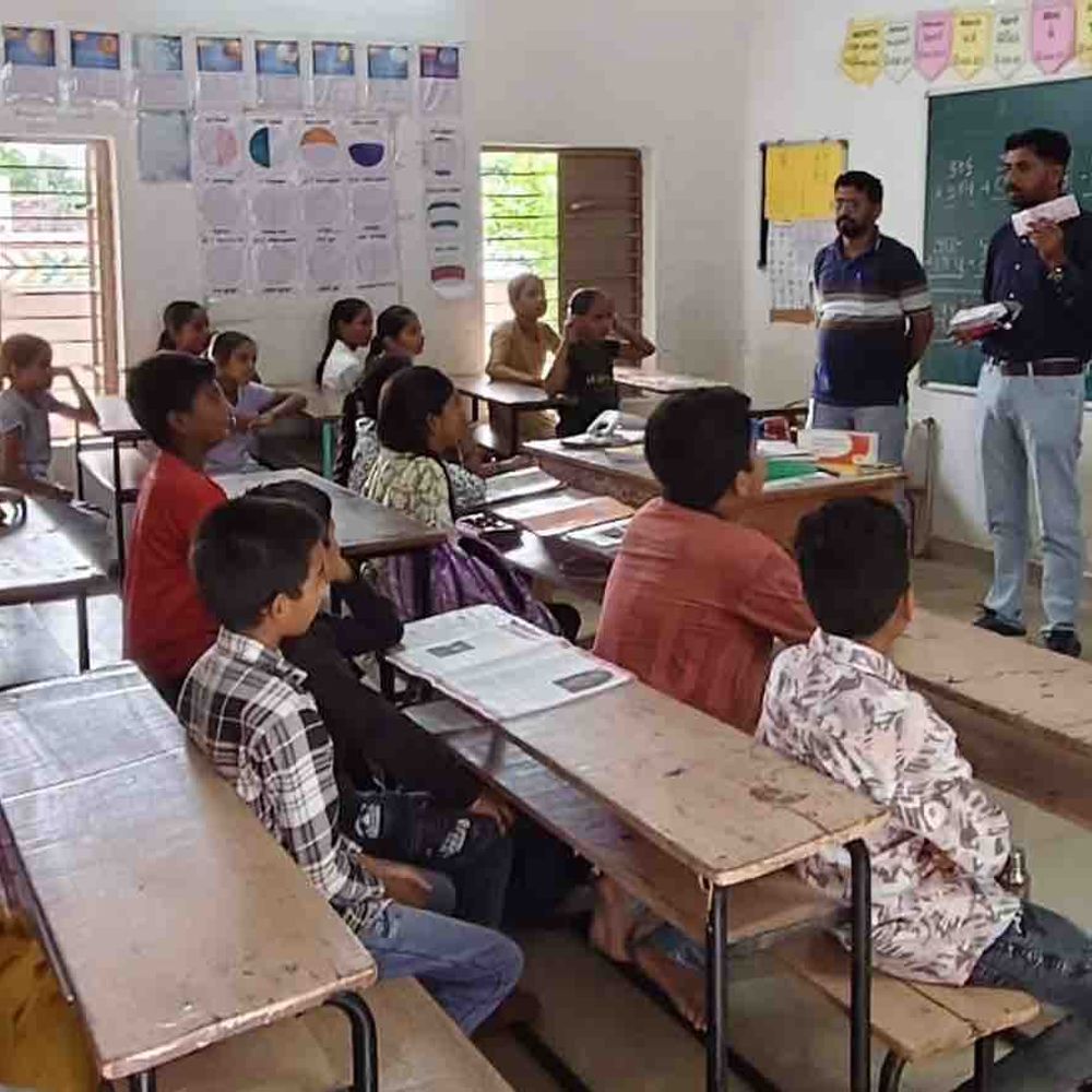 જોગવડ શાળામાં આરોગ્ય જાગૃતિ કાર્યક્રમ યોજાયો:આયુષ્માન આરોગ્ય મંદિર દ્વારા સ્વચ્છતા અને સુરક્ષાનું માર્ગદર્શન અપાયું