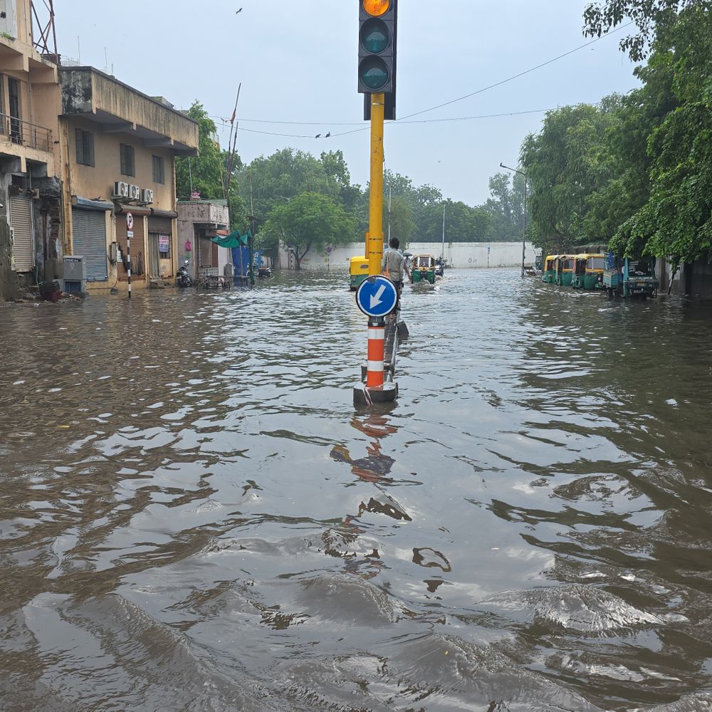 વોટર મેઈન્ટેનન્સના અધિકારીઓ-કોન્ટ્રાક્ટરોની મિલીભગત:ભાજપના કોર્પોરેટરોએ પાણી ભરાવવા મુદ્દે અધિકારીઓને પૂછ્યું હવે પાણી ભરાશે તો શું?
