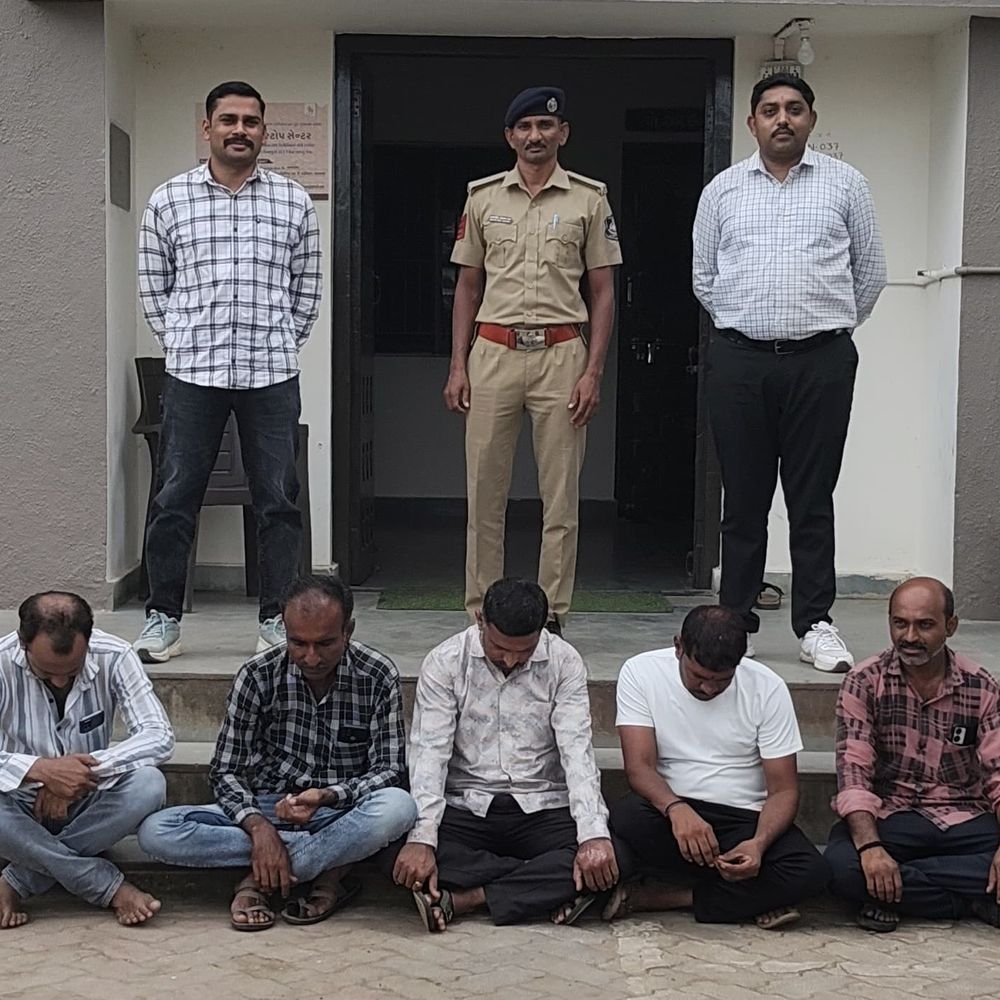જુગાર રમતા મહિલા સહિત 6 જુગારી ઝડપાયા:ખૂટવડાંના સરેરા ગામે પોલીસની રેડ, 52 હજારથી વધુનો મુદ્દામાલ જપ્ત