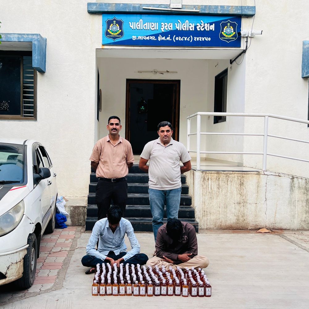 2.46 લાખના વિદેશી દારૂ સાથે ફુલસરના બે શખ્સ દબોચાયા:પાલીતાણાના દુધાળા નજીકથી દારૂ ભરેલી કારને ઝડપી, દારૂના 240 ચપટા સહિતનો મુદામાલ જપ્ત
