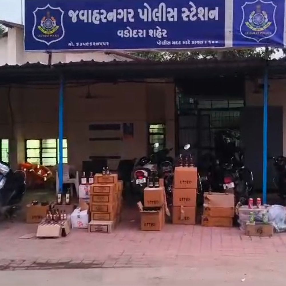 ફરી એકવાર જવાહરનગર પોલીસ ઊંઘતી ઝડપાઈ:વડોદરામાં સ્ટેટ મોનિટરિંગ સેલની મોટી કાર્યવાહી, 4.60 લાખ રૂપિયાની કિંમતના વિદેશી દારૂ સહિતનો મુદ્દામાલ જપ્ત, બે આરોપી ઝડપાયા, છ ફરાર