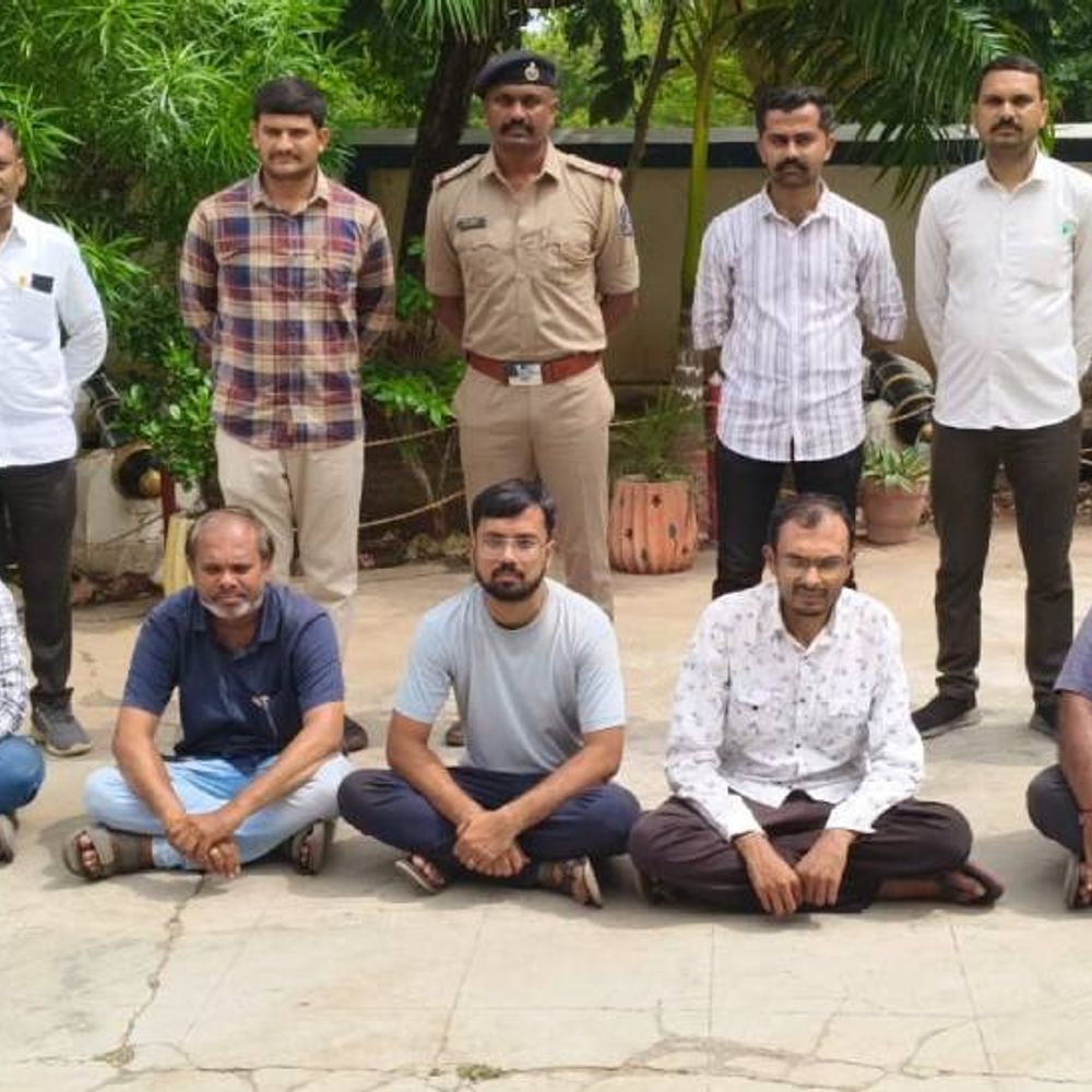 સુરેન્દ્રનગરમાં ડબ્બા ટ્રેડિંગનો પર્દાફાશ:શેરબજારમાં ગેરકાયદેસર રીતે ભાવની વધઘટ પર જુગાર રમતા 5 શખ્સો ઝડપાયા, રૂ. 1.11 લાખનો મુદ્દામાલ જપ્ત