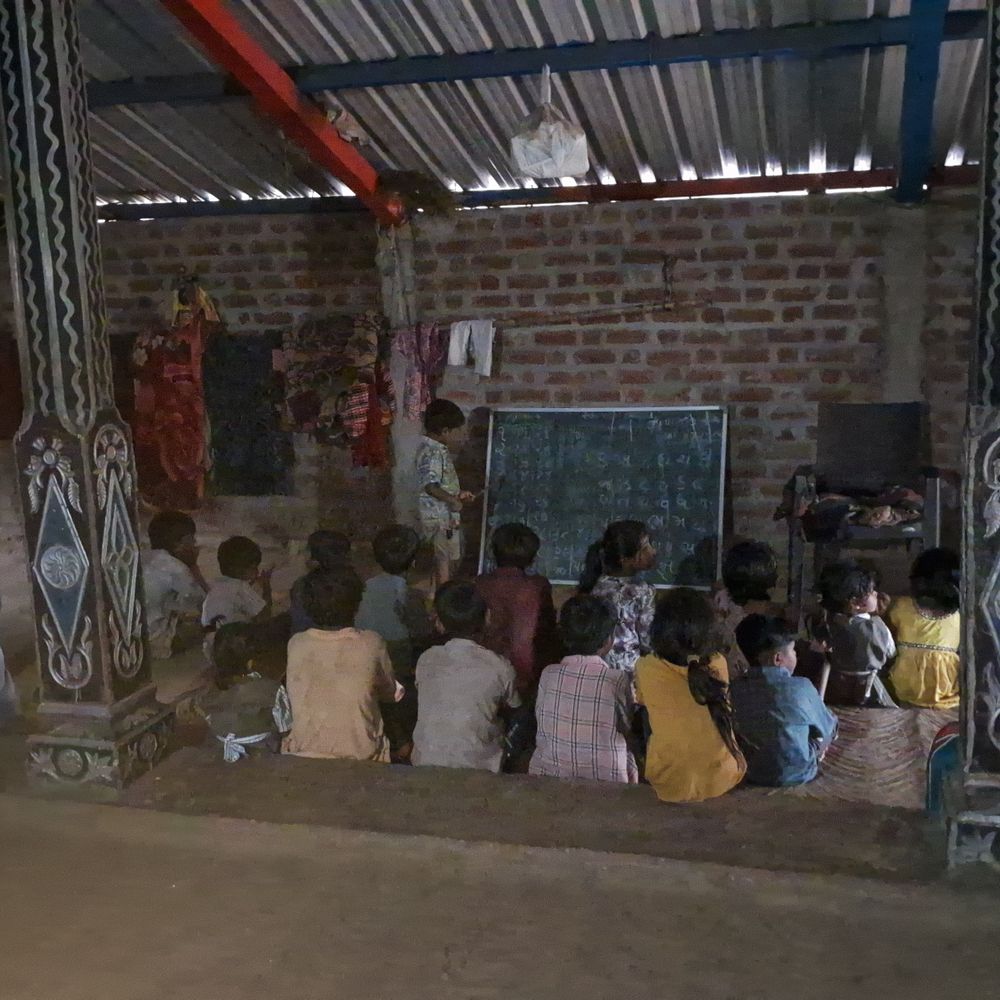 નસવાડીમાં બાળકો જર્જરિત શાળામાં ભણવા મજબૂર:વૈકલ્પિક ખાનગી મકાનમાં એક બલ્બના અજવાળે કરે છે અભ્યાસ