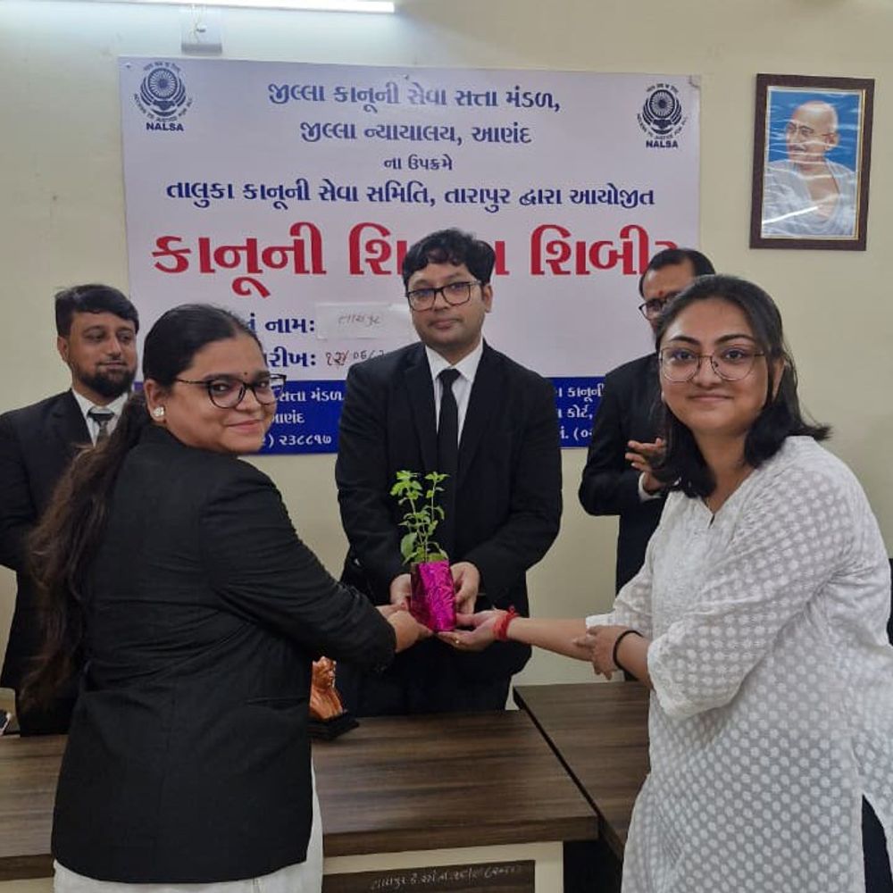 સરદાર પટેલ યુનિવર્સિટીના વિદ્યાર્થીઓએ તારાપુર કોર્ટની મુલાકાત લીધી:કાયદા વિભાગના વિદ્યાર્થીઓએ ન્યાયિક પ્રક્રિયાઓનું પ્રત્યક્ષ જ્ઞાન મેળવ્યું