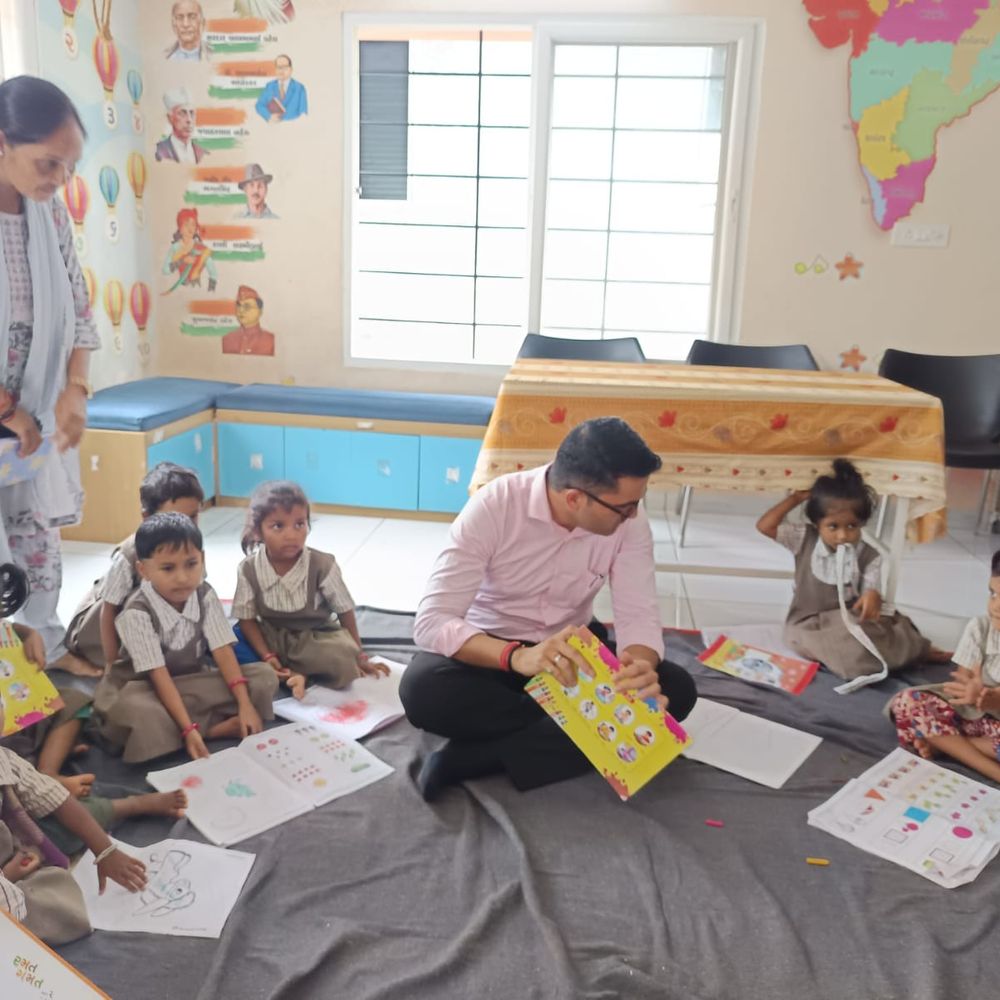 તાપી કલેક્ટર દેવ ચૌધરીની અનોખી પહેલ:આંગણવાડીના બાળકો સાથે જમીન પર બેસી સંવાદ કર્યો