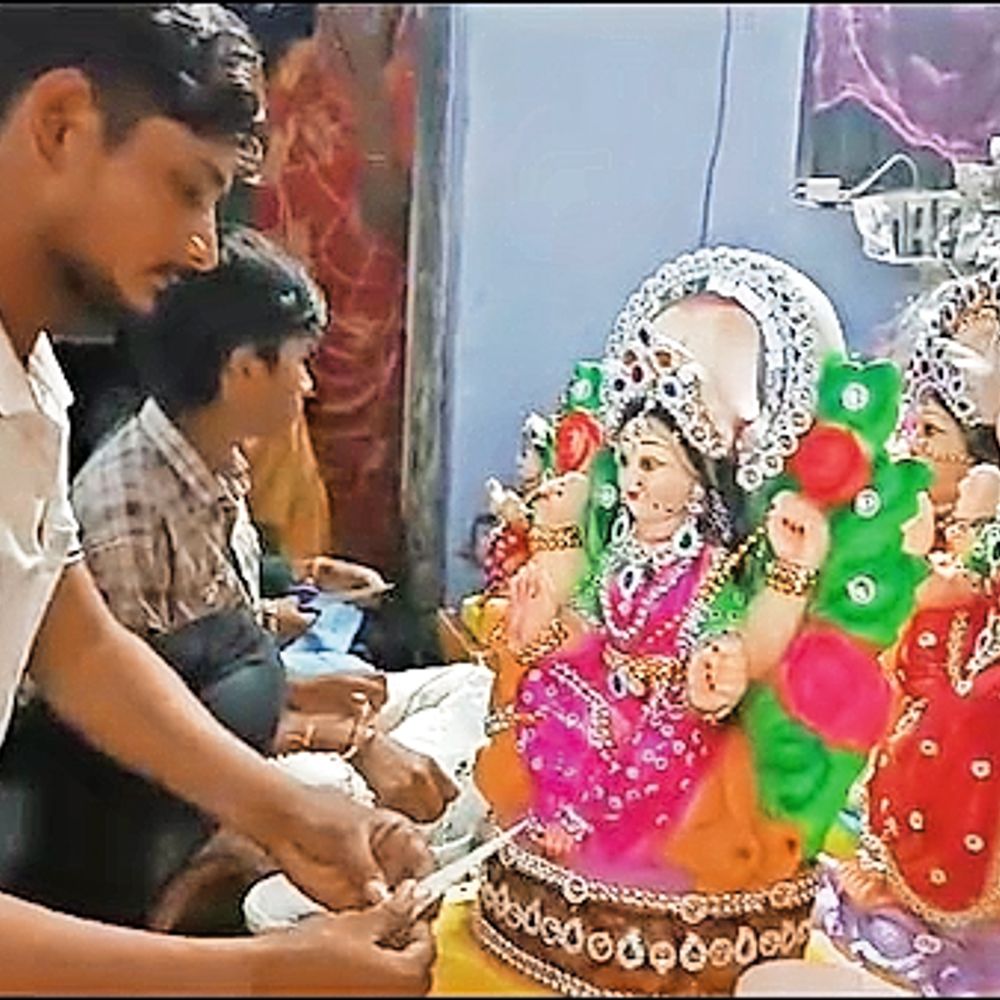 થાનગઢના કારીગરોની દશામાની મૂર્તિઓ: 25 લાખની આવક, 10,000 મૂર્તિઓનું વાર્ષિક વેચાણ