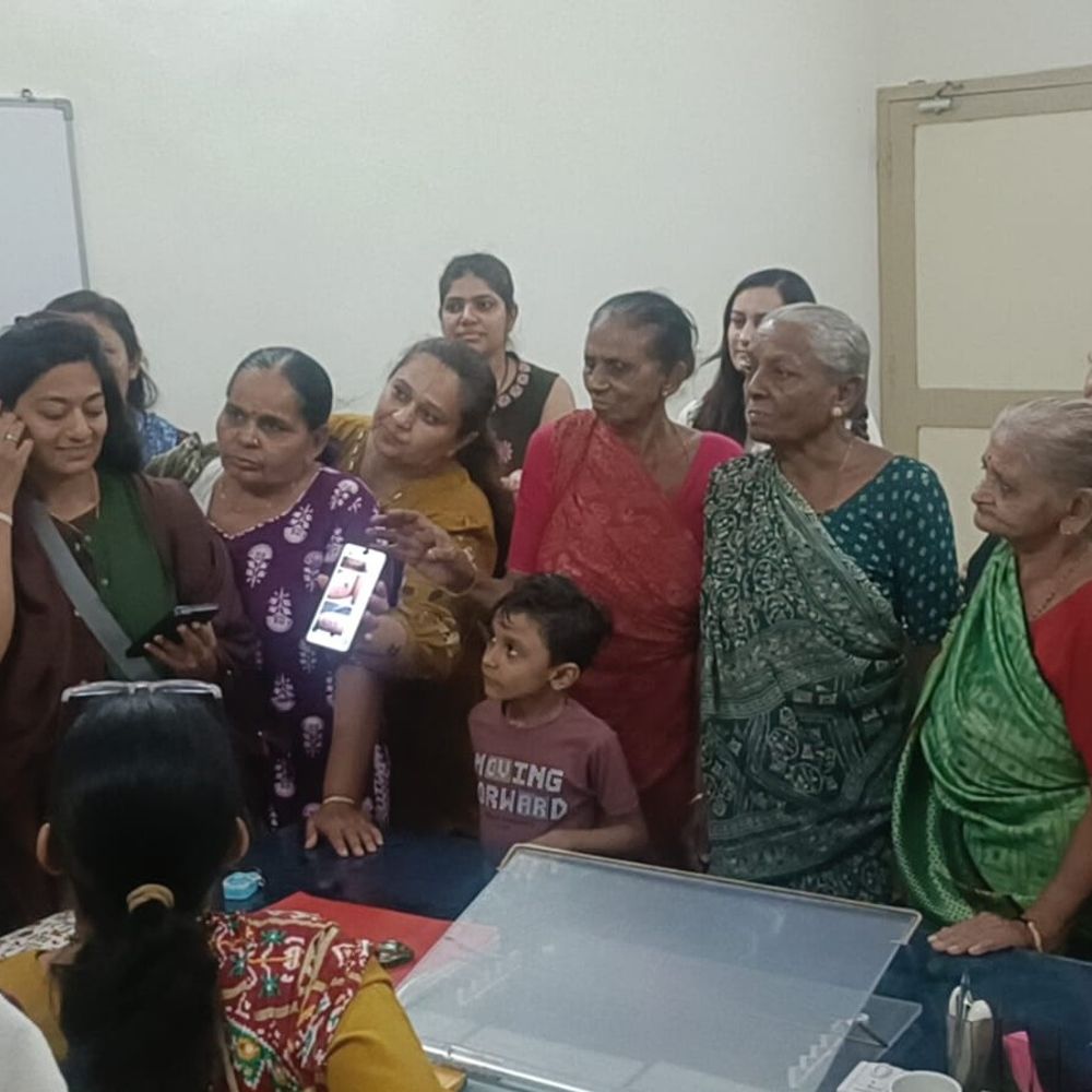 પાટણની યશ વિહાર સોસાયટીમાં કૂતરાઓનો ત્રાસ:10 લોકોને બચકાં ભરતાં નગરપાલિકાને રજૂઆત, શ્વાન પકડવા કે ખસીકરણની ગાઈડલાઈન ન હોવાનો પ્રમુખનો બચાવ