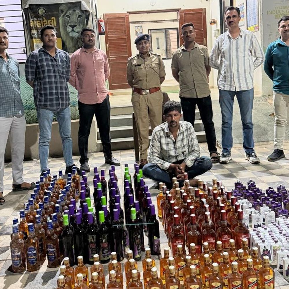 પોરબંદરમાં કડેગી નજીક ₹1.08 લાખનો વિદેશી દારૂ ઝડપાયો:એક આરોપી પકડાયો, બે ફરારની શોધખોળ શરૂ