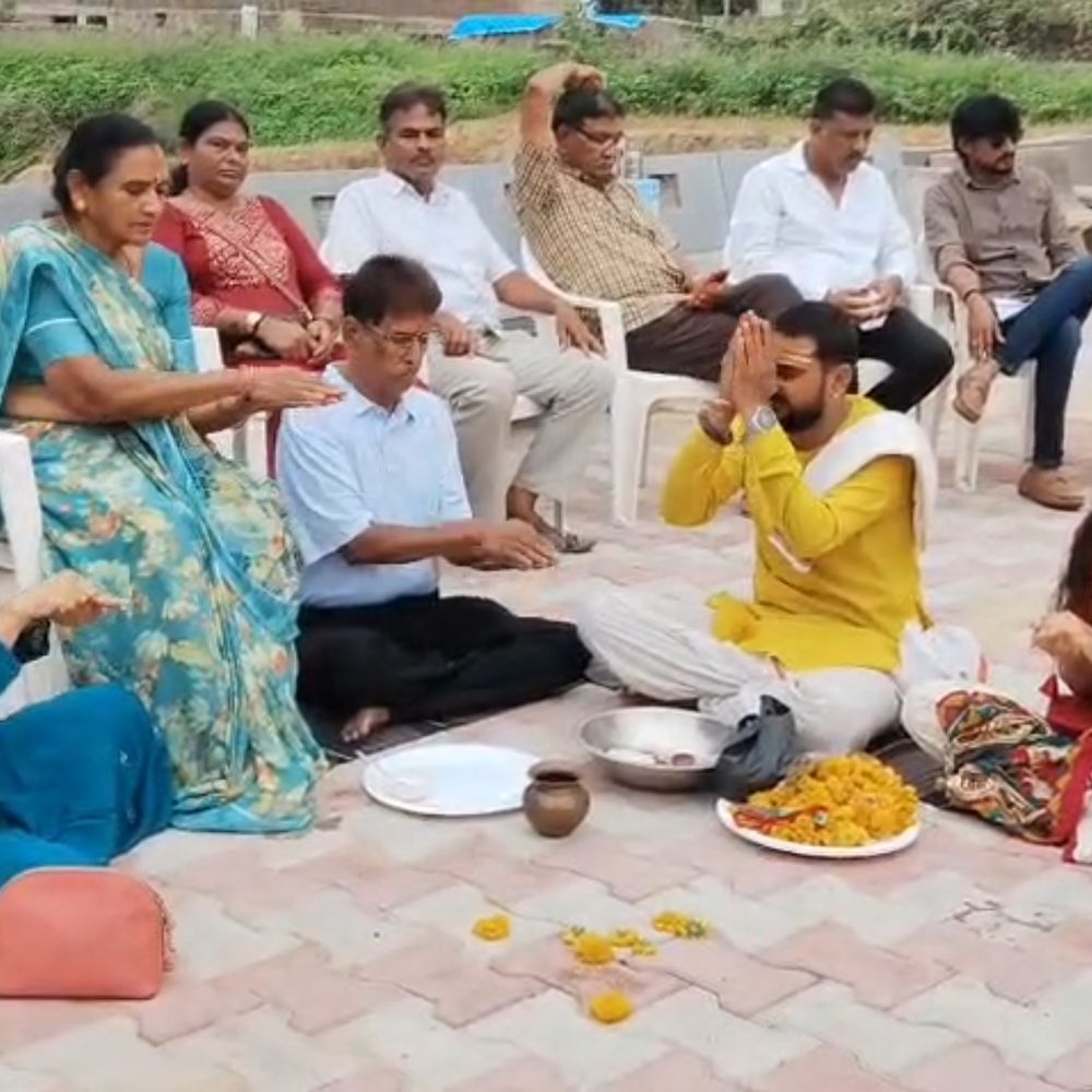 પાટણ પદ્મનાભજી મંદિર પરિસરમાં શેડનું ખાતમુહૂર્ત:રામચંદ્રાવતી ભોજન કક્ષ બહાર દાતા પરિવારના સહયોગથી શેડનું નિર્માણ, ચોમાસામાં લોકોને પડતી હાલાકી દૂર થશે