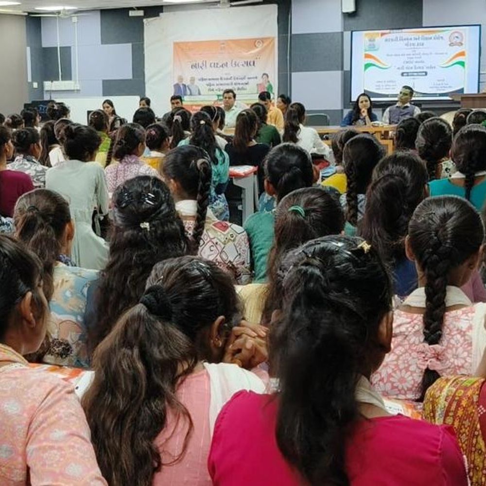 મોરવા હડફ કોલેજમાં 300 કિશોરીઓને હાઇજિન કીટ અપાઈ:મહિલા કલ્યાણ દિવસ ઉજવાયો; નારી સશક્તિકરણ, મહિલા સુરક્ષા, કાનૂની અધિકારોનું માર્ગદર્શન અપાયું