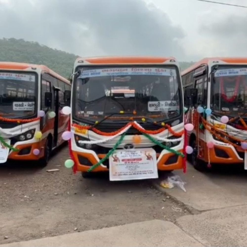 શામળાજીમાં આદિવાસી વિદ્યાર્થીઓ માટે 9 ST બસોનું લોકાર્પણ:બિરસા મુંડાની 150મી જન્મજયંતિએ મંત્રી પી.સી. બરંડાએ લીલી ઝંડી આપી