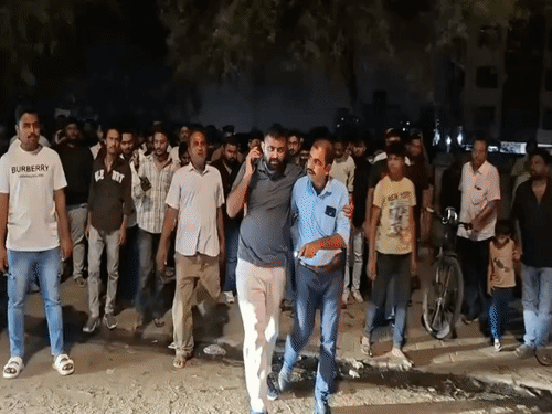 નશામાં કાર ચાલકે સર્જ્યો અકસ્માત, પોલીસે માંડ બેસાડ્યો: સનફાર્મા રોડ પર થાંભલા સાથે અથડાઈ કાર