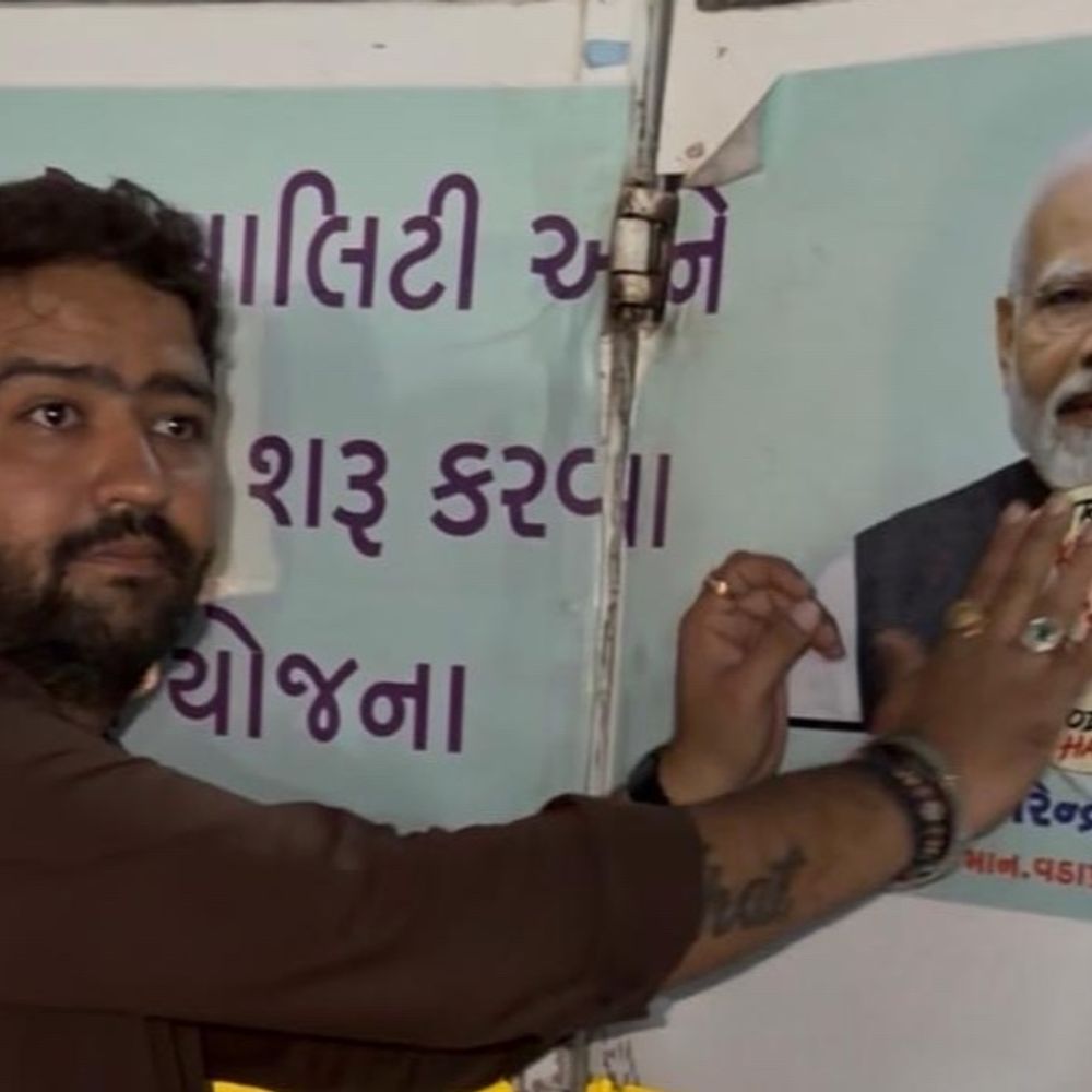 PM અને CMના ફોટા સાથે વાંધાજનક પોસ્ટર લગાવતા વિવાદ:કોંગ્રેસના પૂર્વ કોર્પોરેટરના પુત્ર સોહેલ અને મેહુલ દેસાઈ સહિતના કાર્યકરો સામે ફરિયાદ