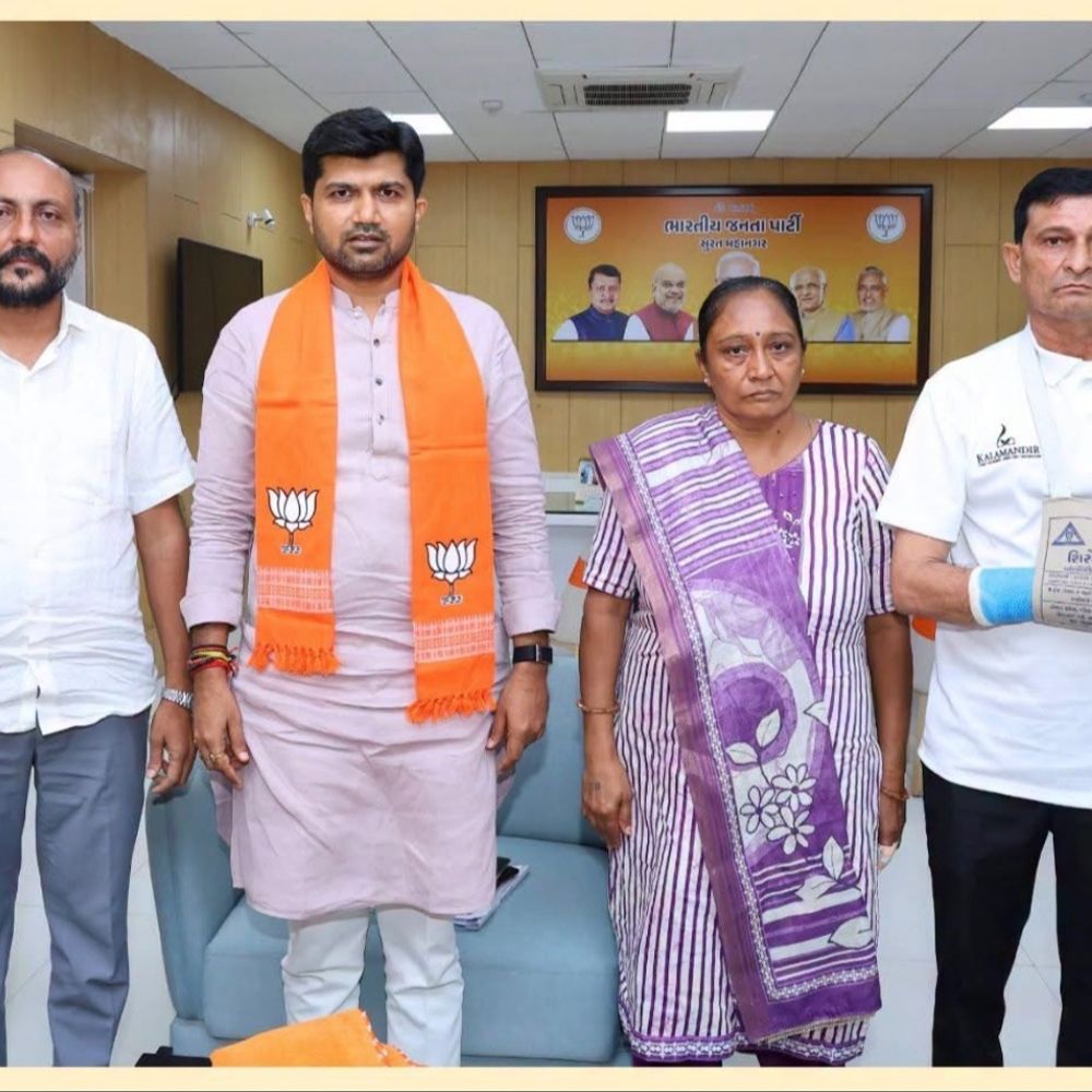 સુરતમાં ભાજપ નેતાઓની મારામારીમાં 'ઘીના ઠામમાં ઘી':પ્રદેશ મહામંત્રીએ દોડી આવી બંધ બારણે સમાધાનની સ્ક્રિપ્ટ લખી, ચારેયની FB પર તસવીર મુકાતા યુઝર્સે બરાબરની મજા લીધી