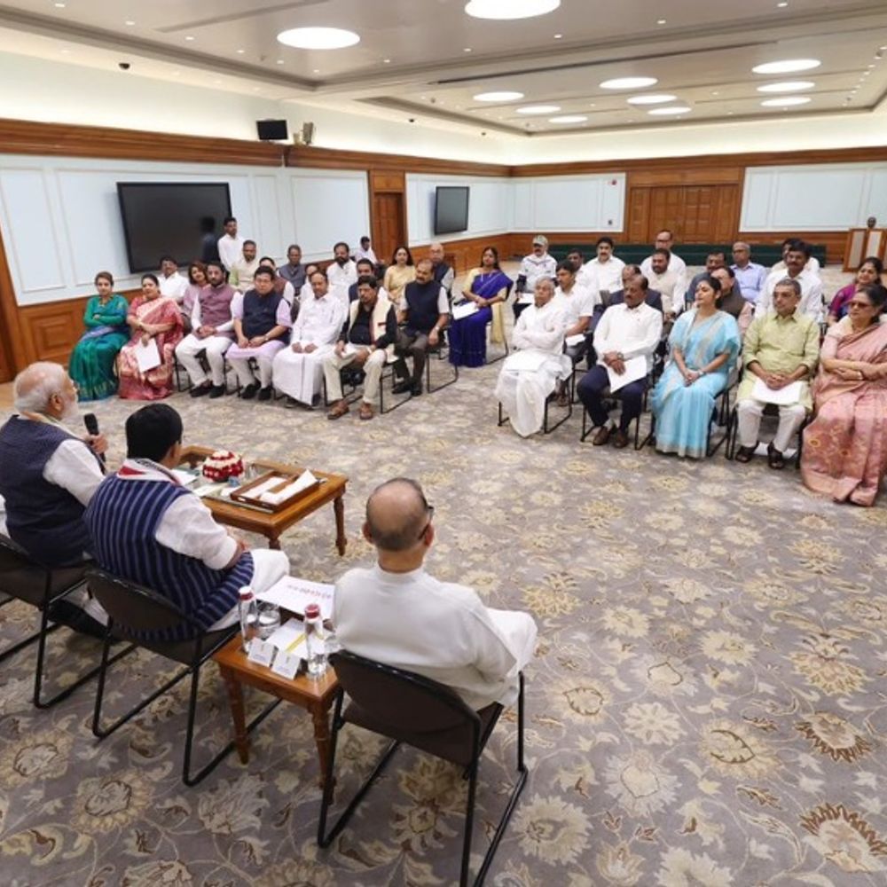 મોદીએ TMC-ઉદ્ધવ જૂથના બળવાખોર સાંસદો સાથે મીટિંગ કરી:ઘરે 45 સાંસદો સાથે બેઠક કરી, મોદીએ કહ્યું- ચિંતા કરવાની જરૂર નથી, અમે સાથે છીએ
